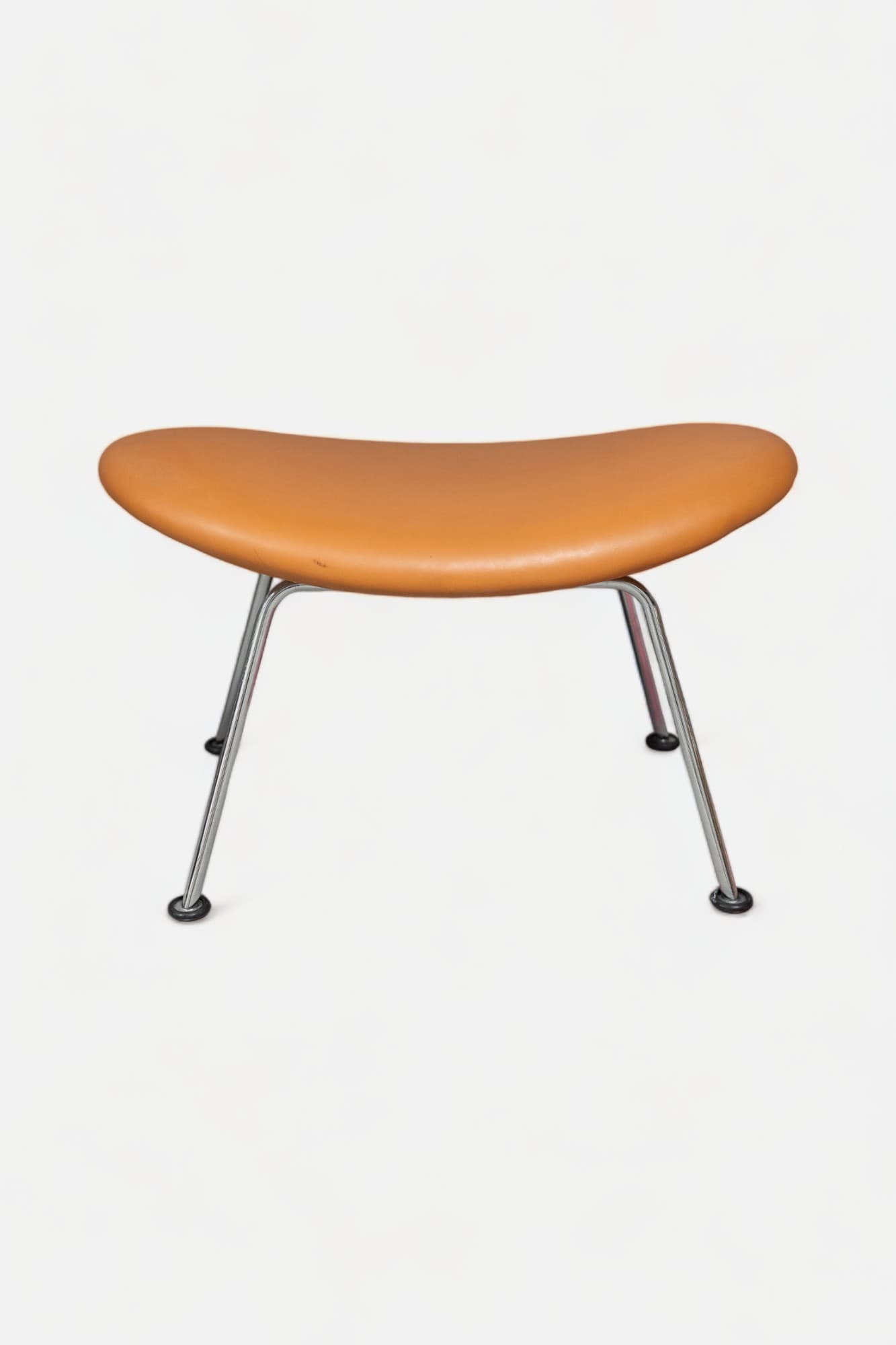 Artifort Camel Tabouret bas en cuir camel avec pieds en acier-0