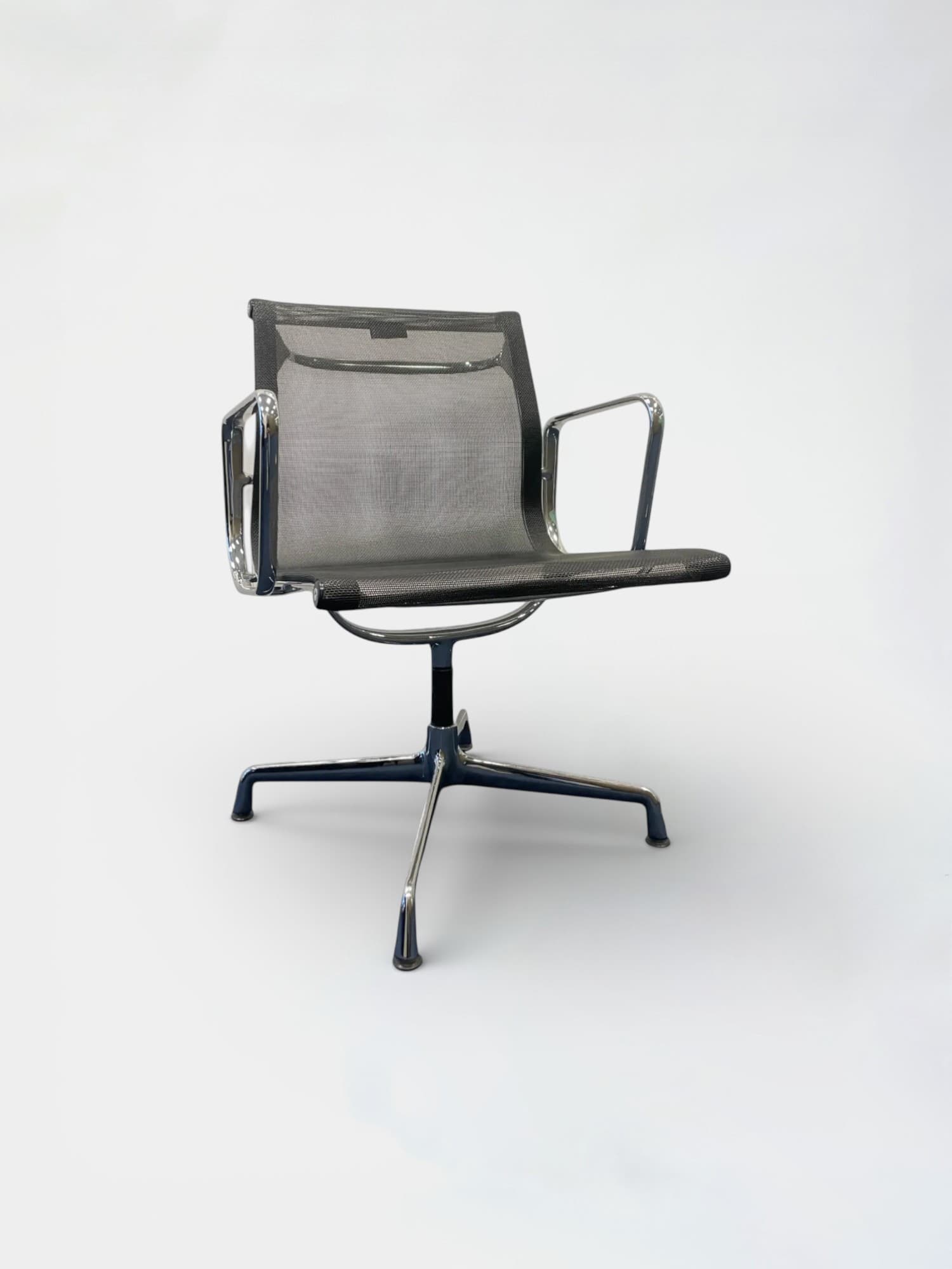 Vitra Eames Aluminium Chair EA 107-2