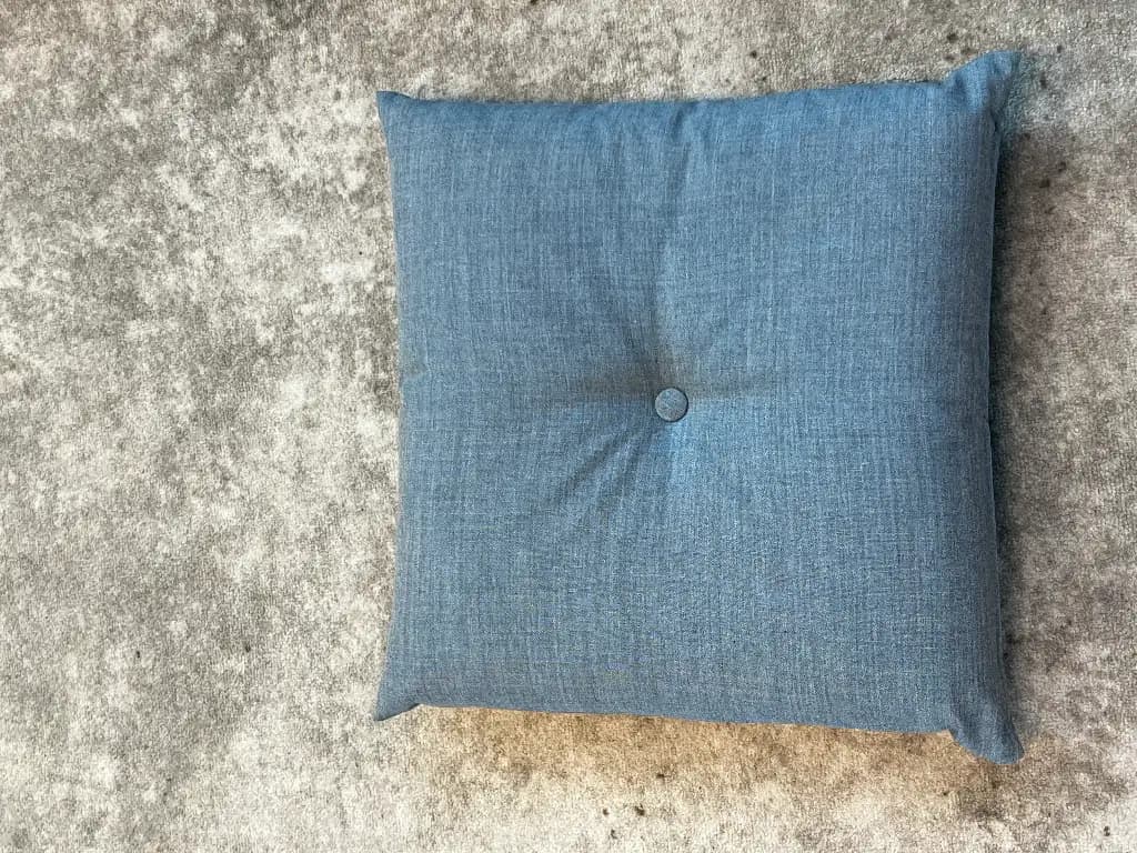 Coussin en tissu bleu-1