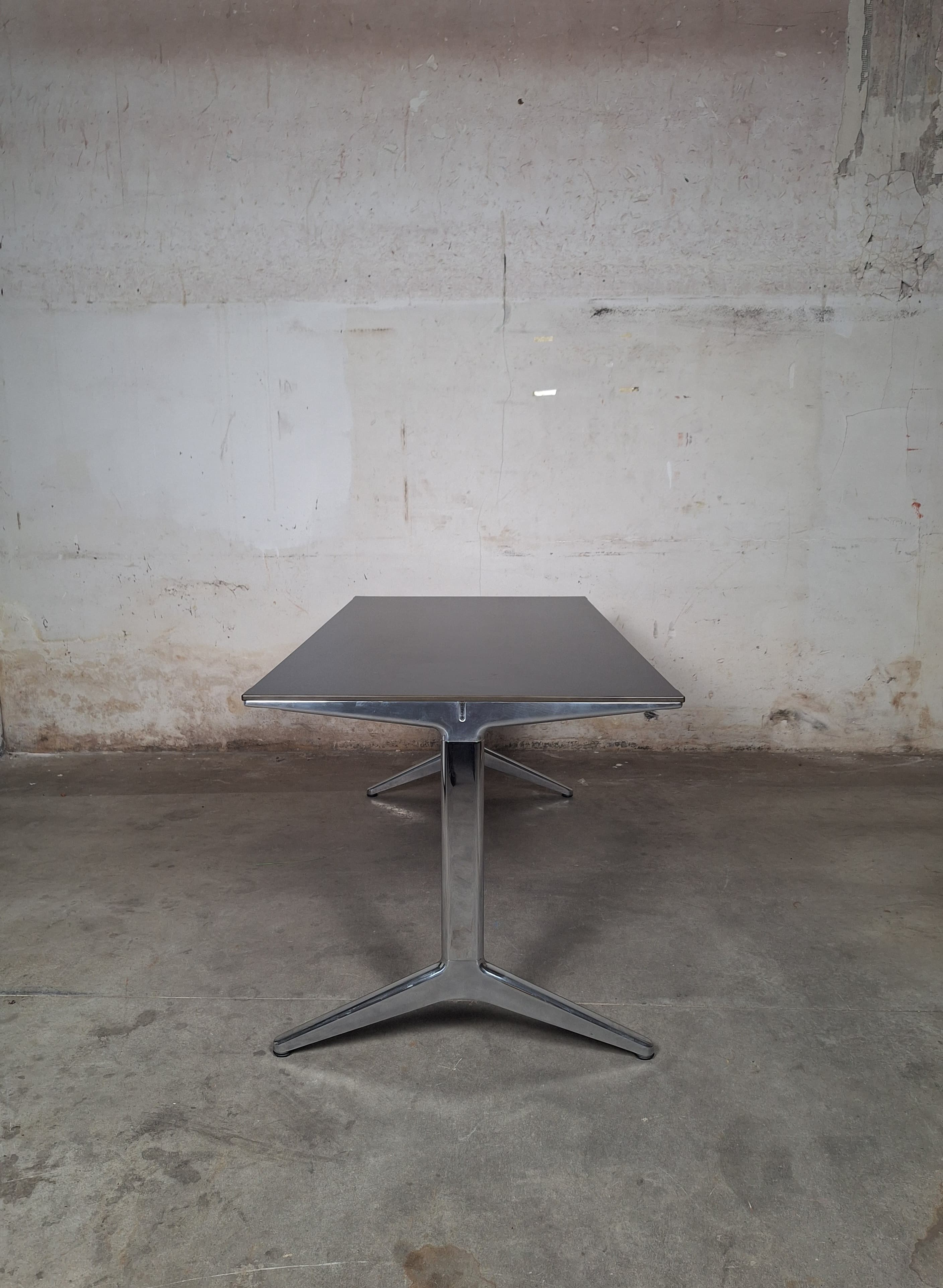 Plateau Ahrend noir sans roulettes-4