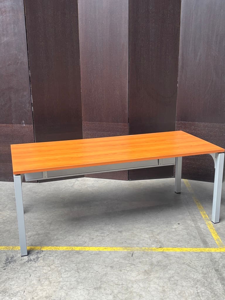 Bureau de 180 cm en bois orange avec structure métallique grise-0