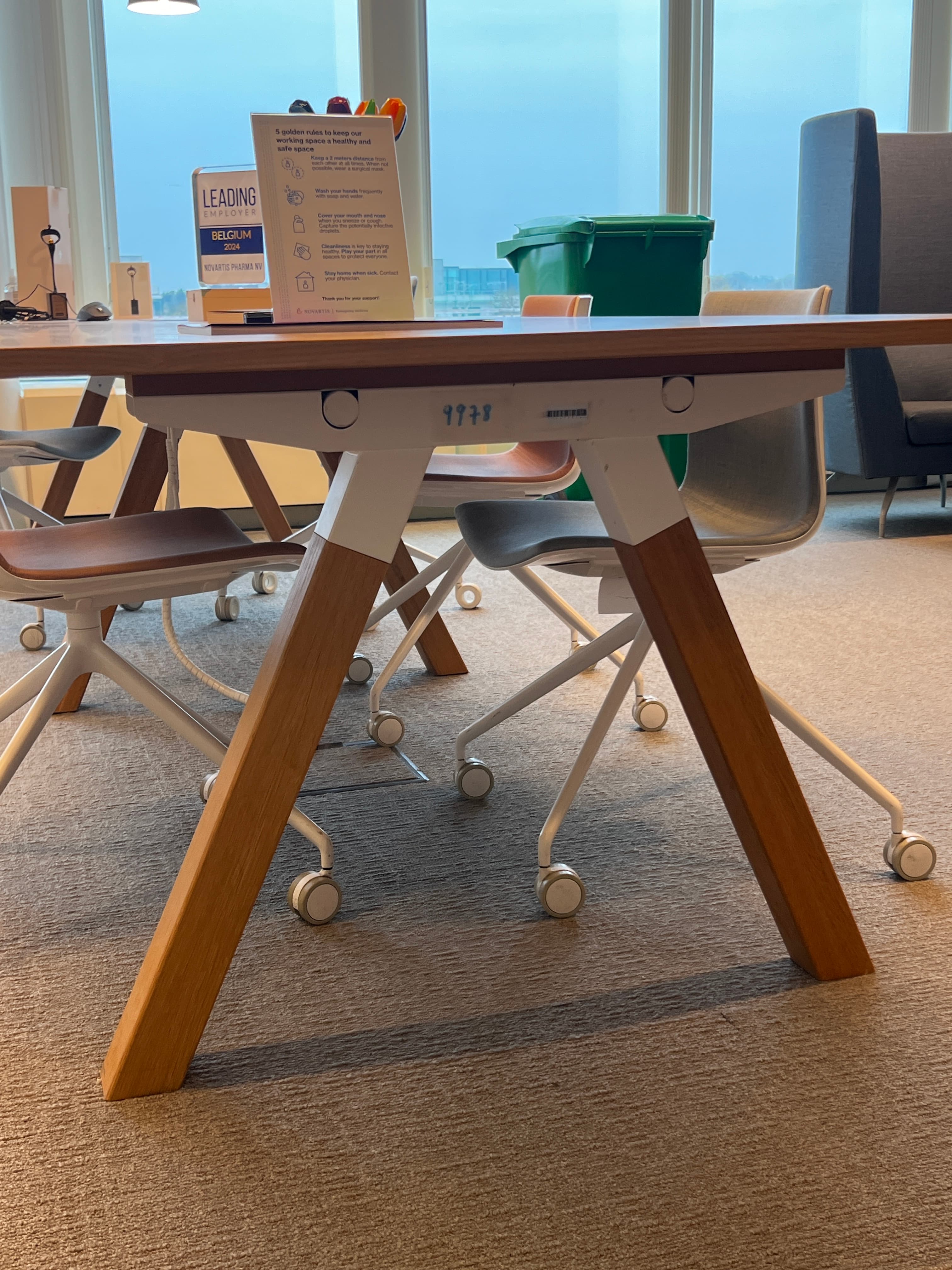 Vergadertafel van licht hout van 400 cm met 2 zwarte luiken-1