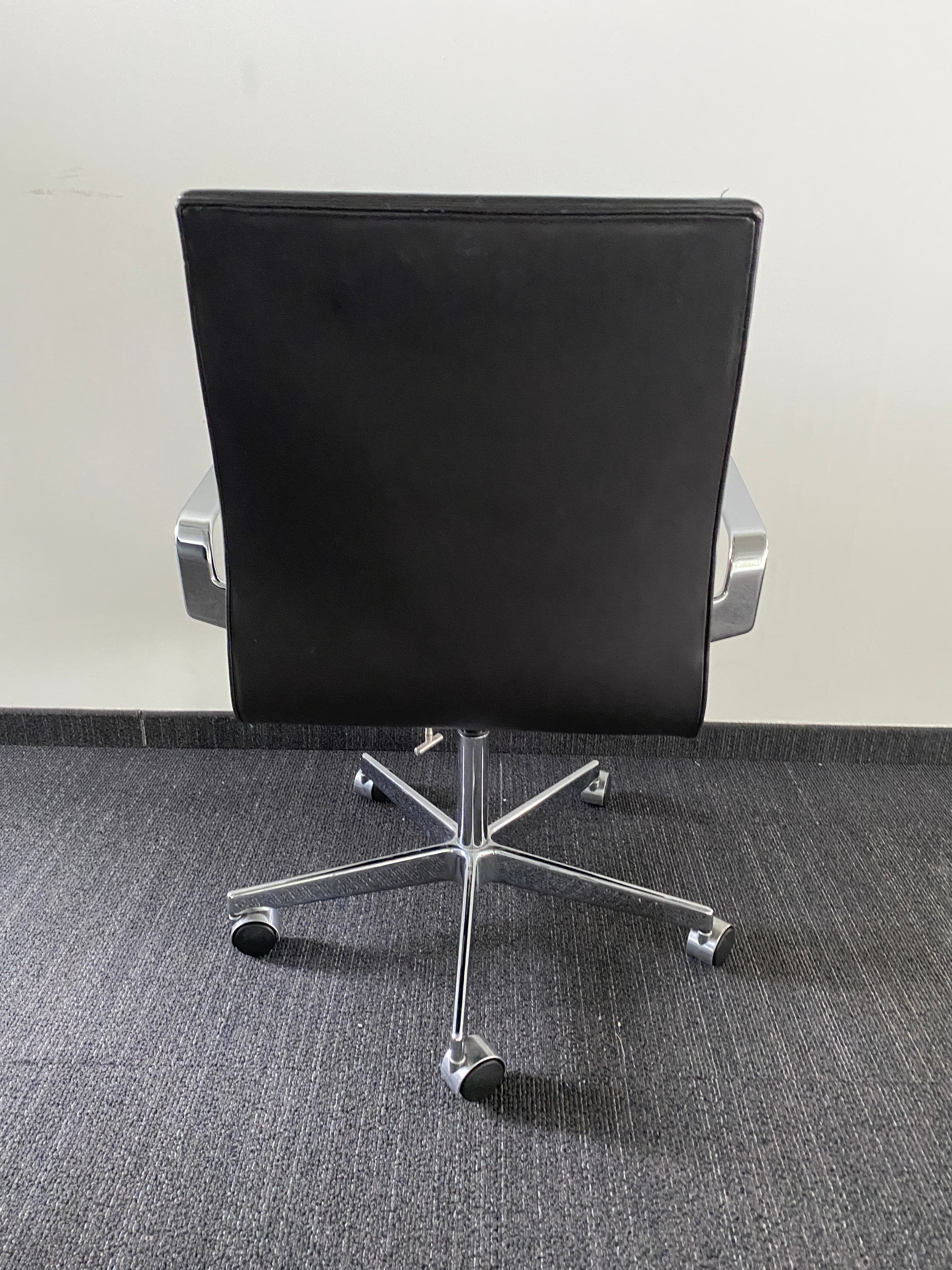 Fritz Hansen donkerbruin lederen bureaustoel met chromen accenten en verrijdbaar onderstel-5