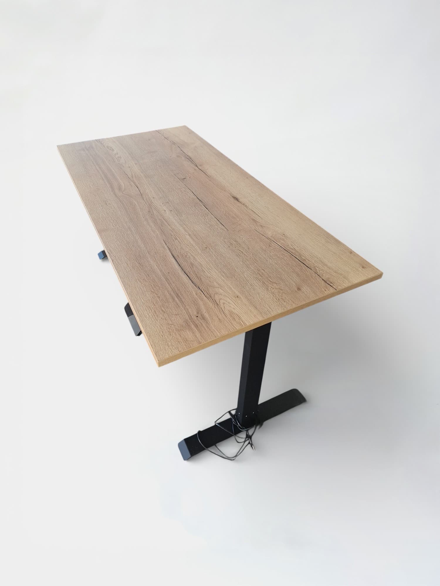 Houten elektrisch bureau met zwarte structuur-1