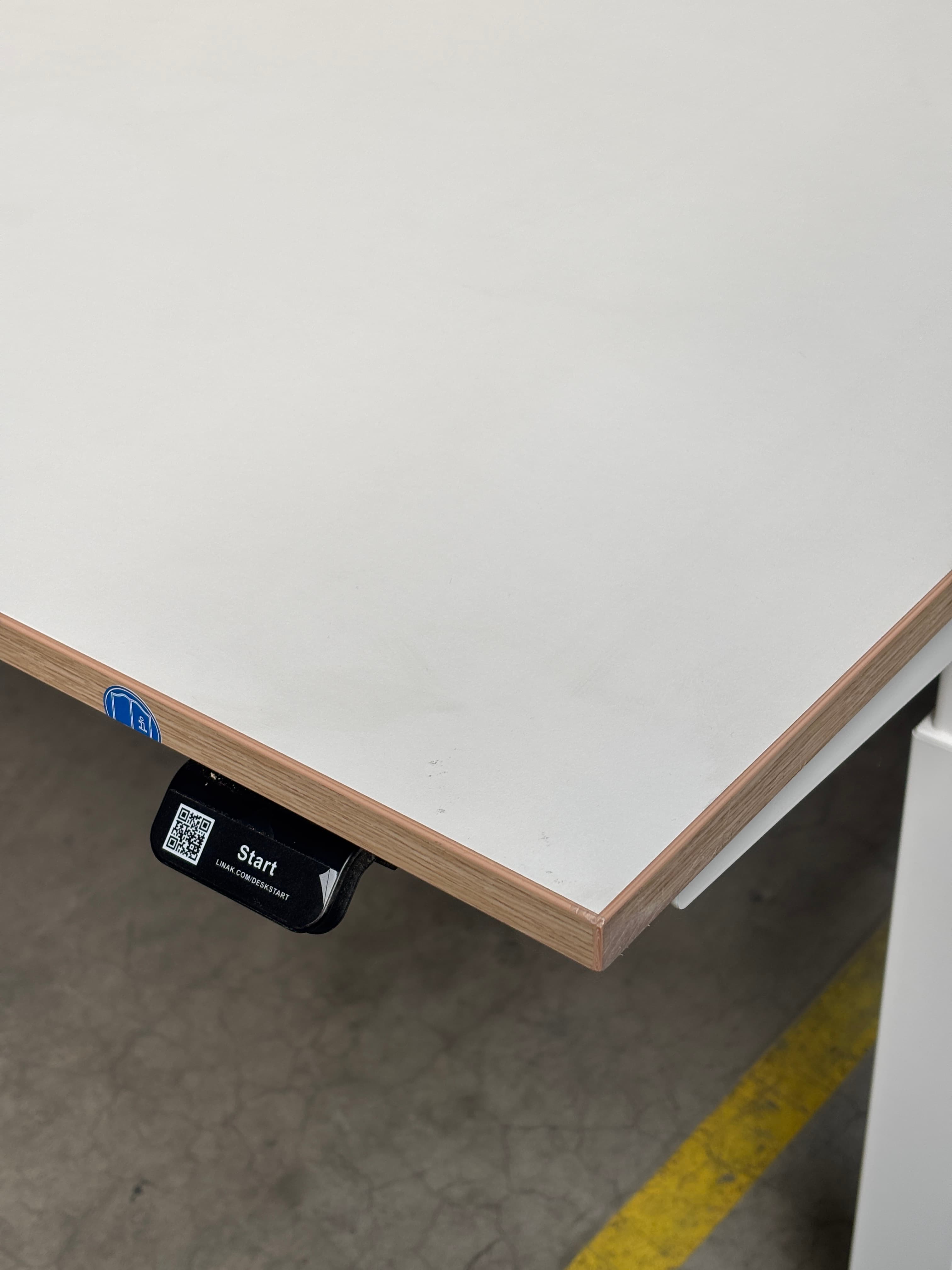 BENE 140cm White duo desk electric with blue separator-3