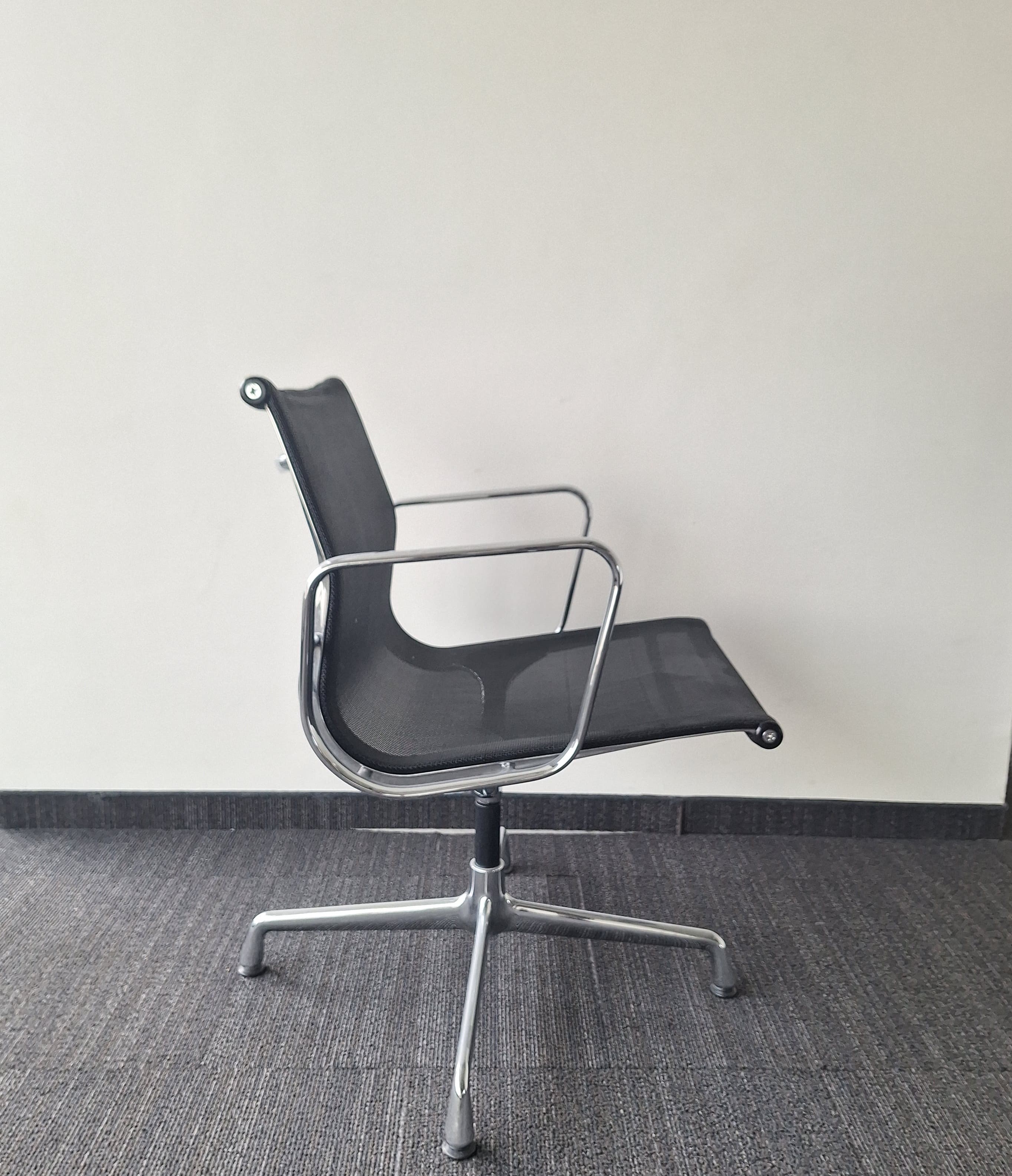 Vitra Eames Aluminium Chair EA 107-4
