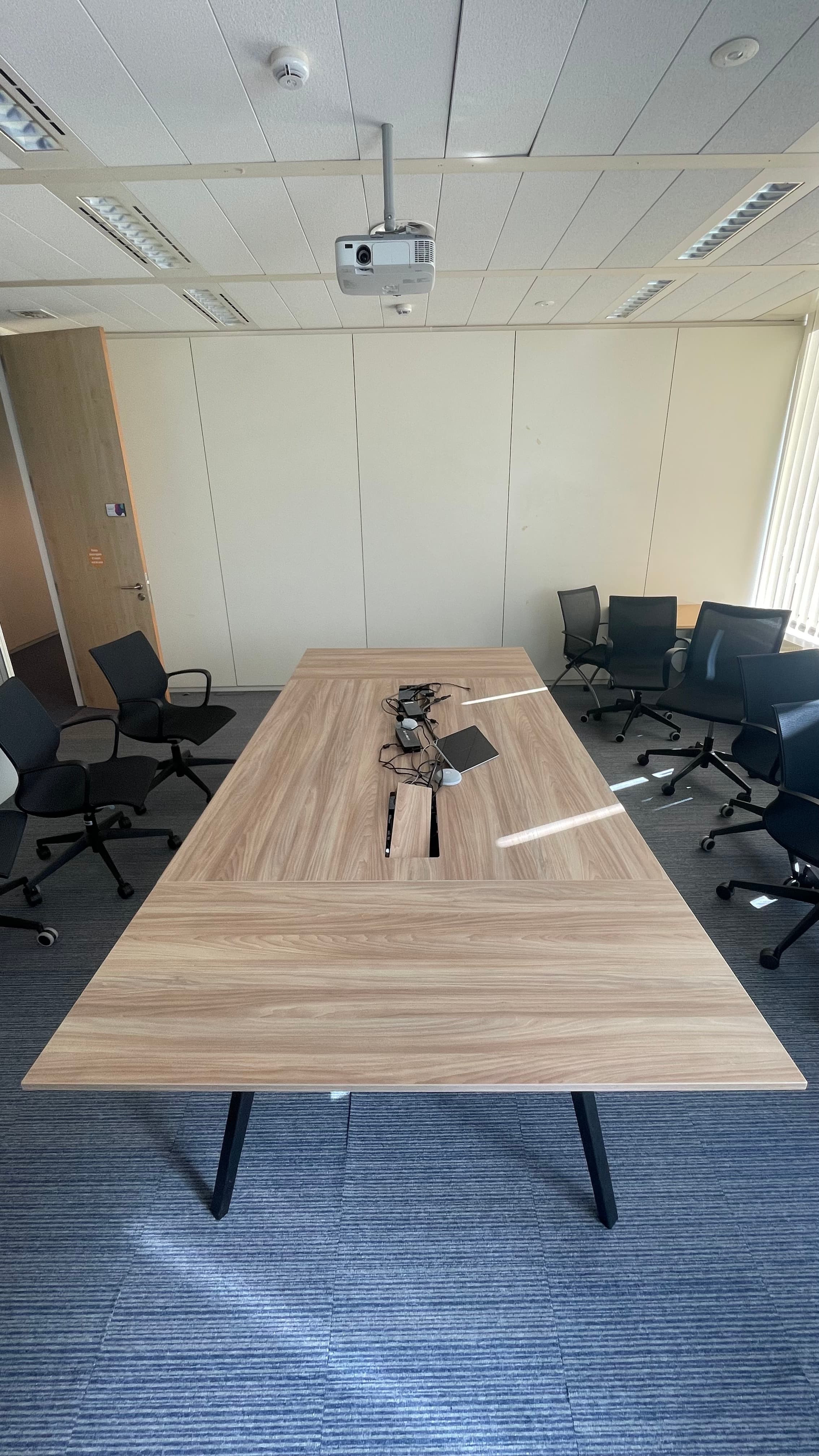 Table de réunion en bois brun clair de 300 cm