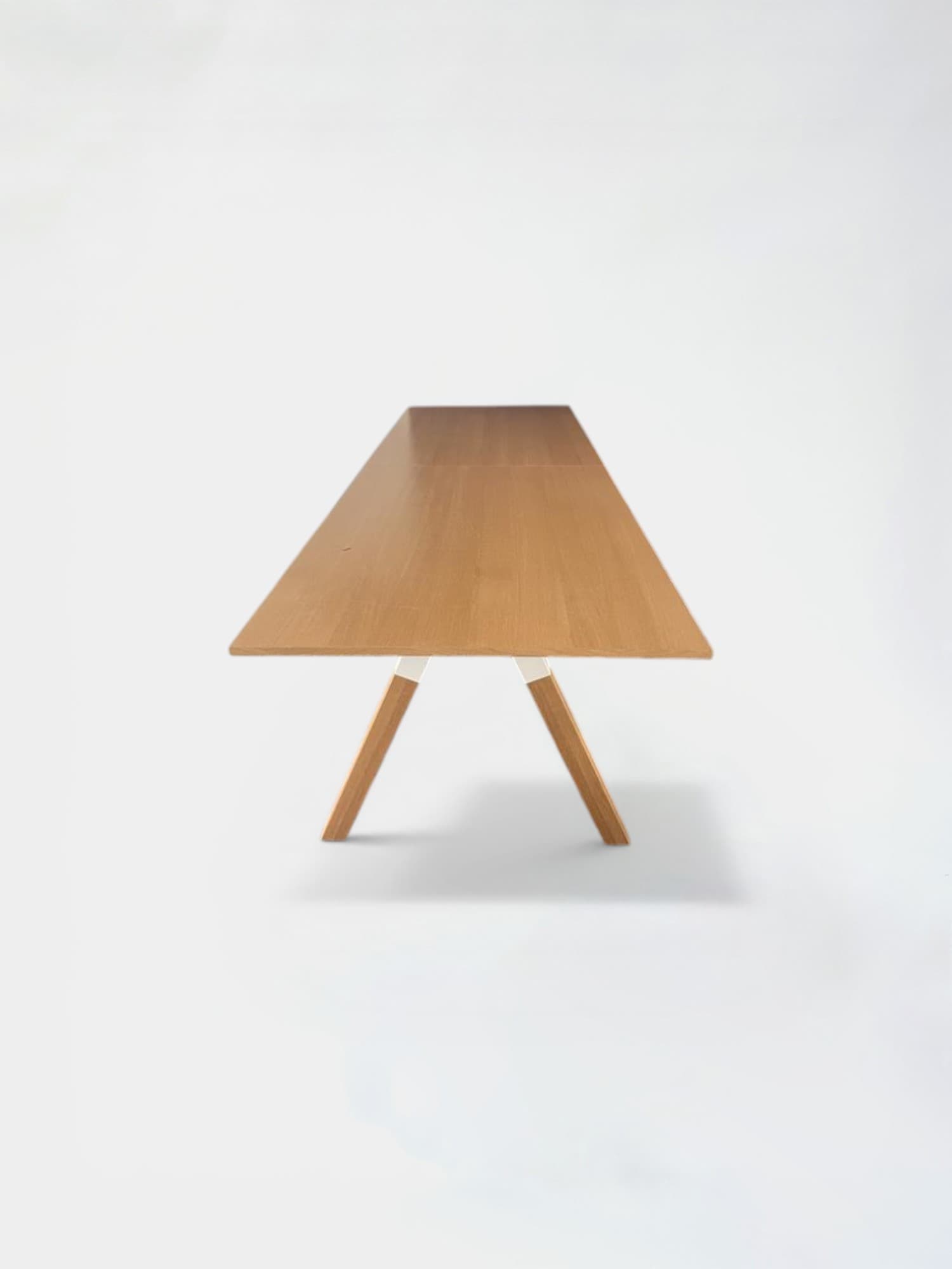 Arper-tafel van getint eikenhout