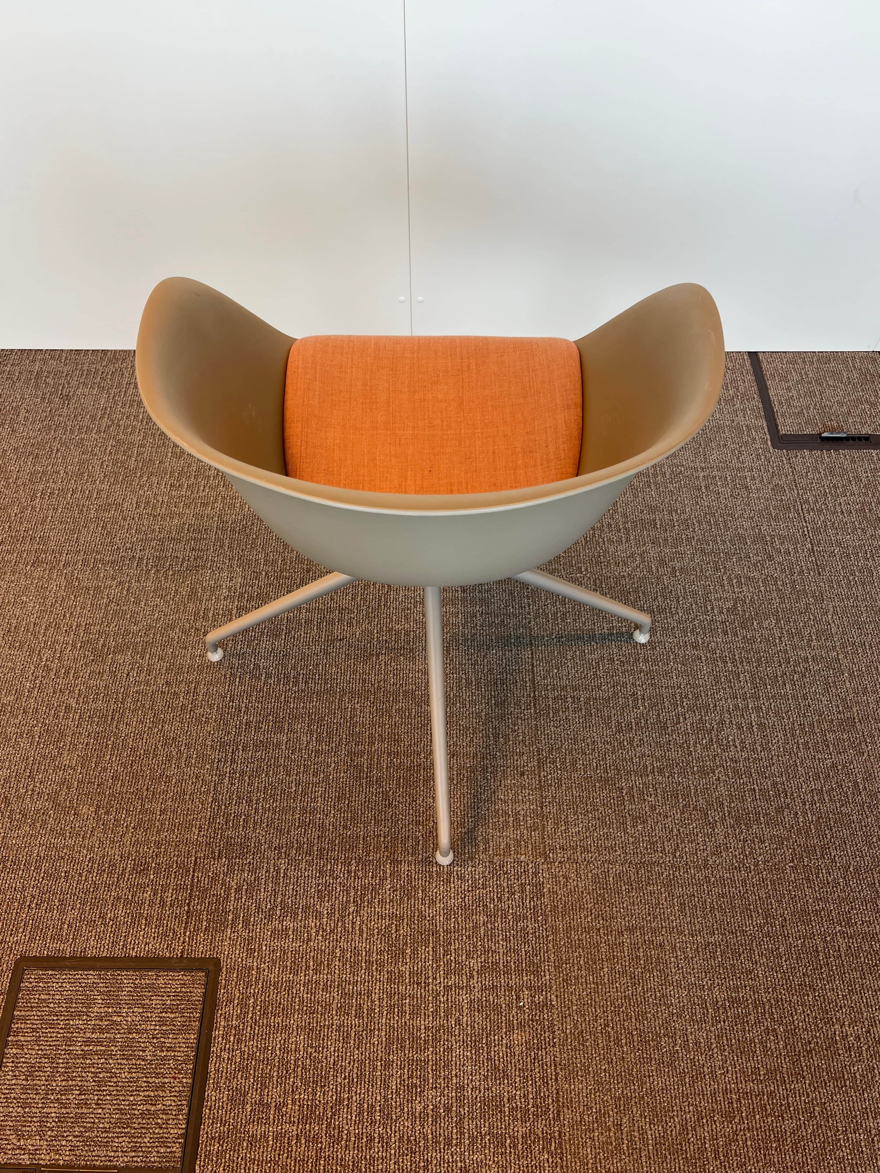 Fauteuil Arper en plastique gris avec assise en tissu saumon-3