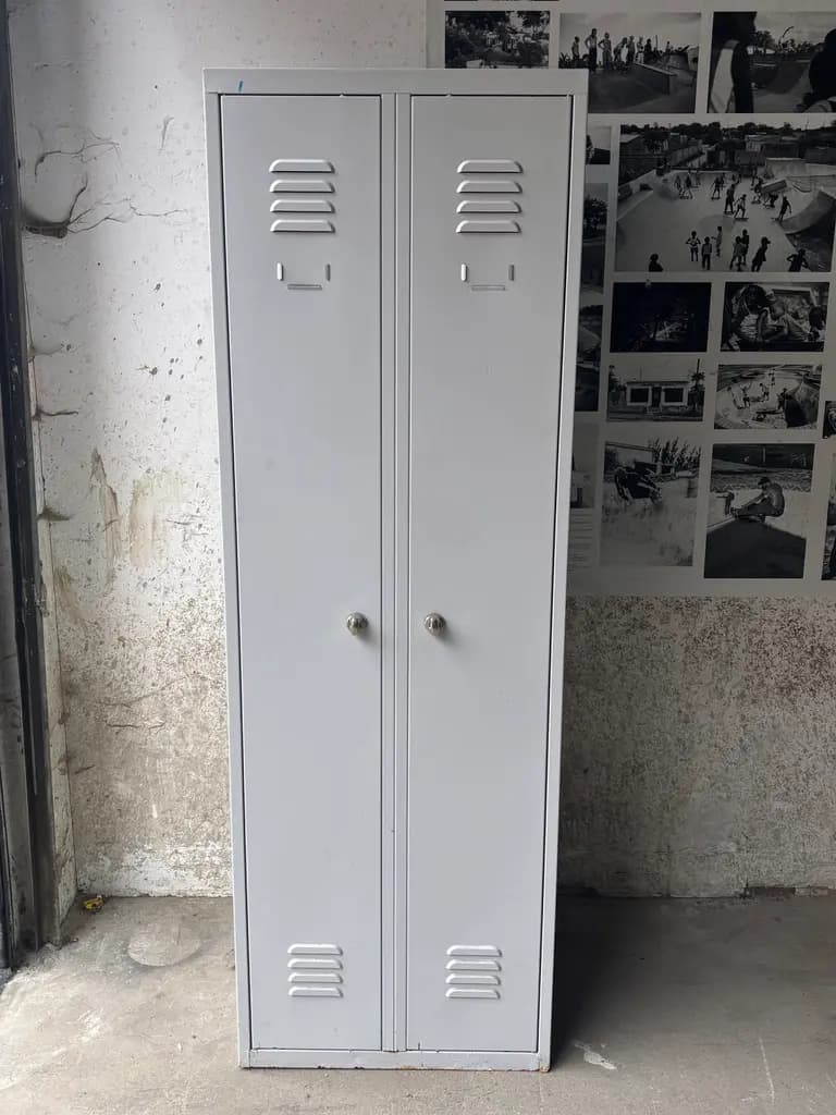 Industriële grijze metalen kast met dubbele deur-0