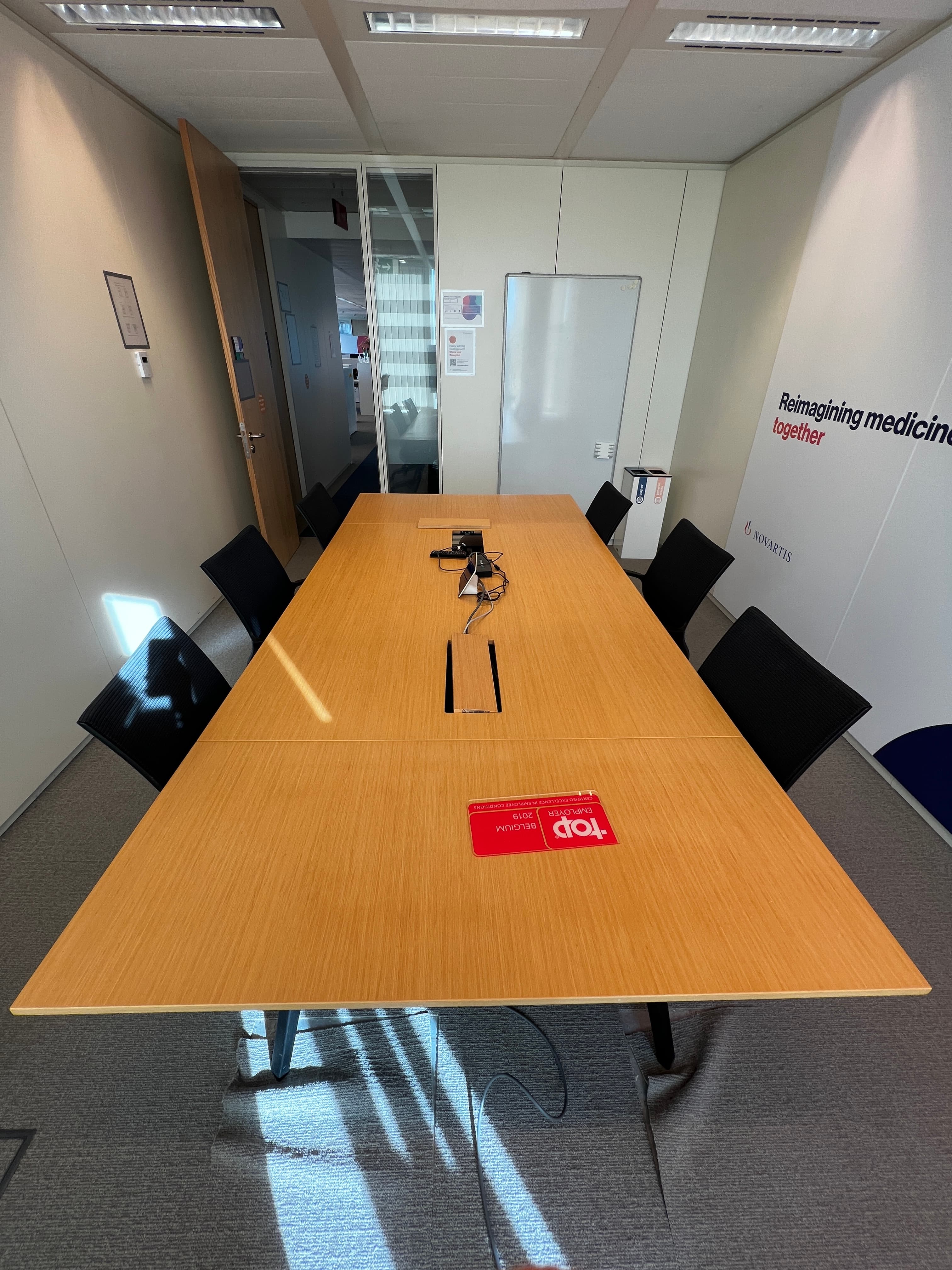 Table de réunion en bois teinté de 300 cm