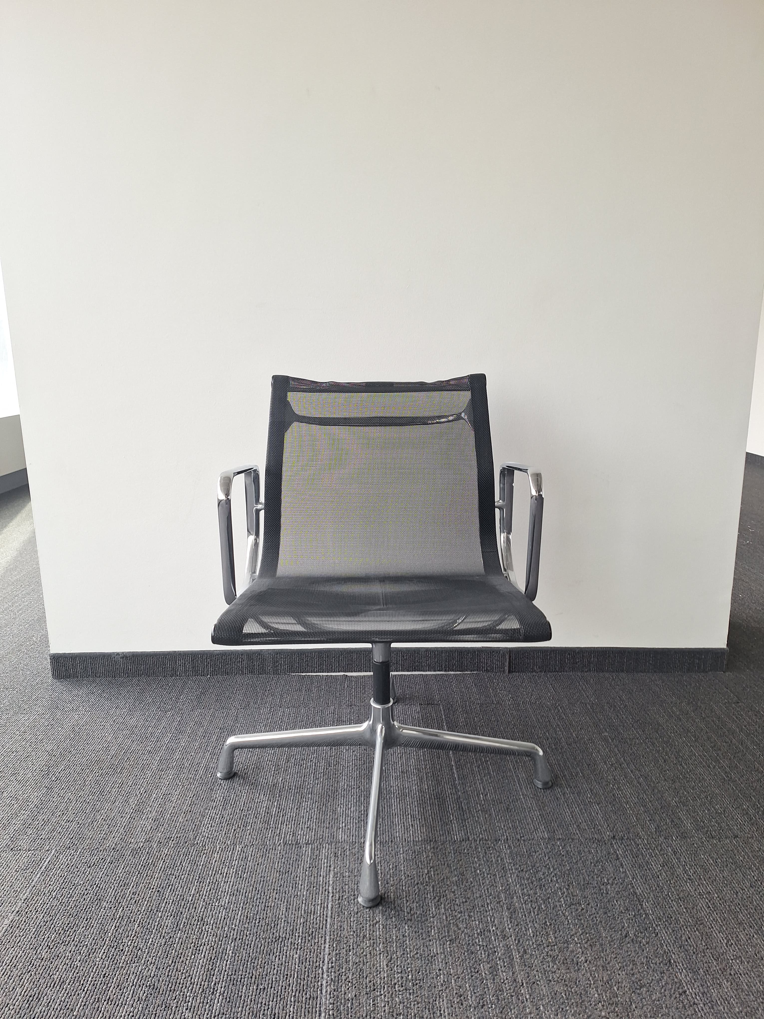 Vitra zwarte stoffen stoel met verchroomd frame en armleuningen en netrugleuning-5