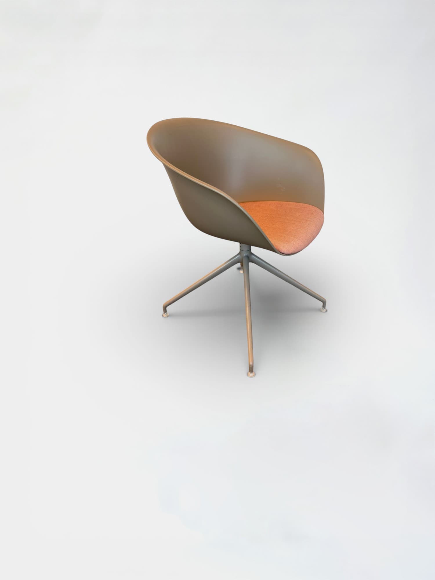 Fauteuil Arper en plastique gris avec assise en tissu saumon