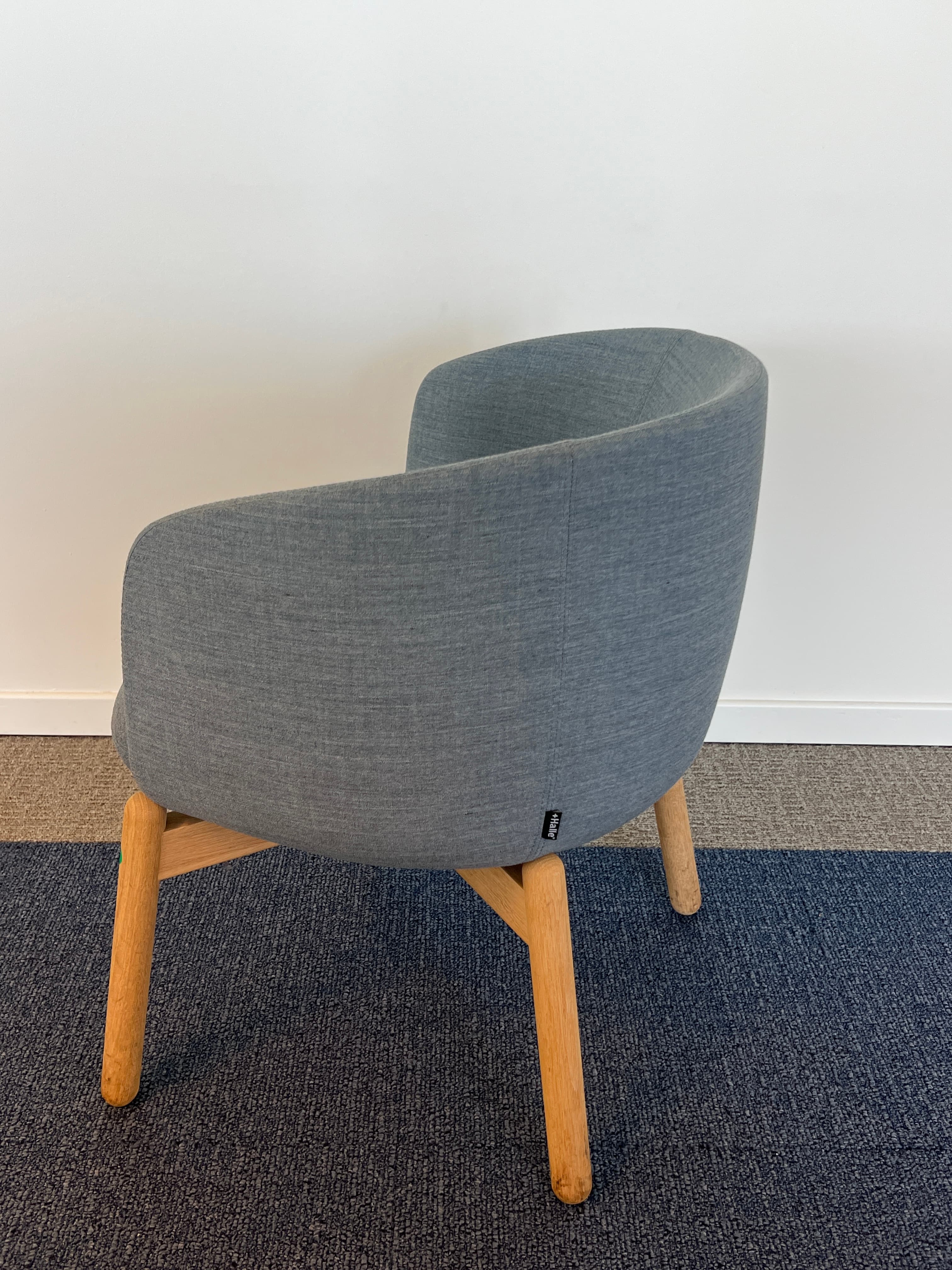 + Fauteuil en tissu bleu-gris « Halle » avec structure en bois-1