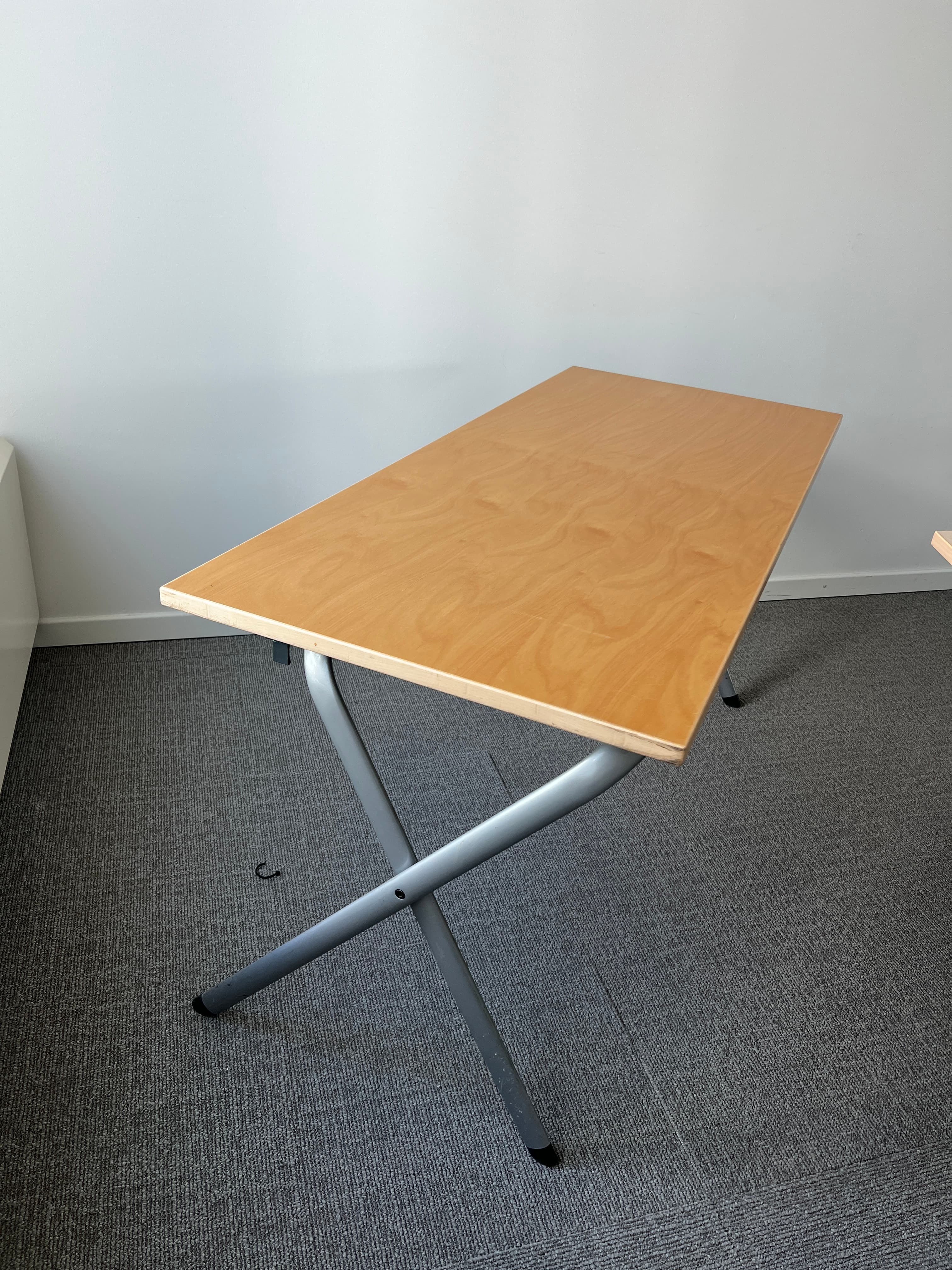 Table Kinnarps 140 cm en bois teinté-2