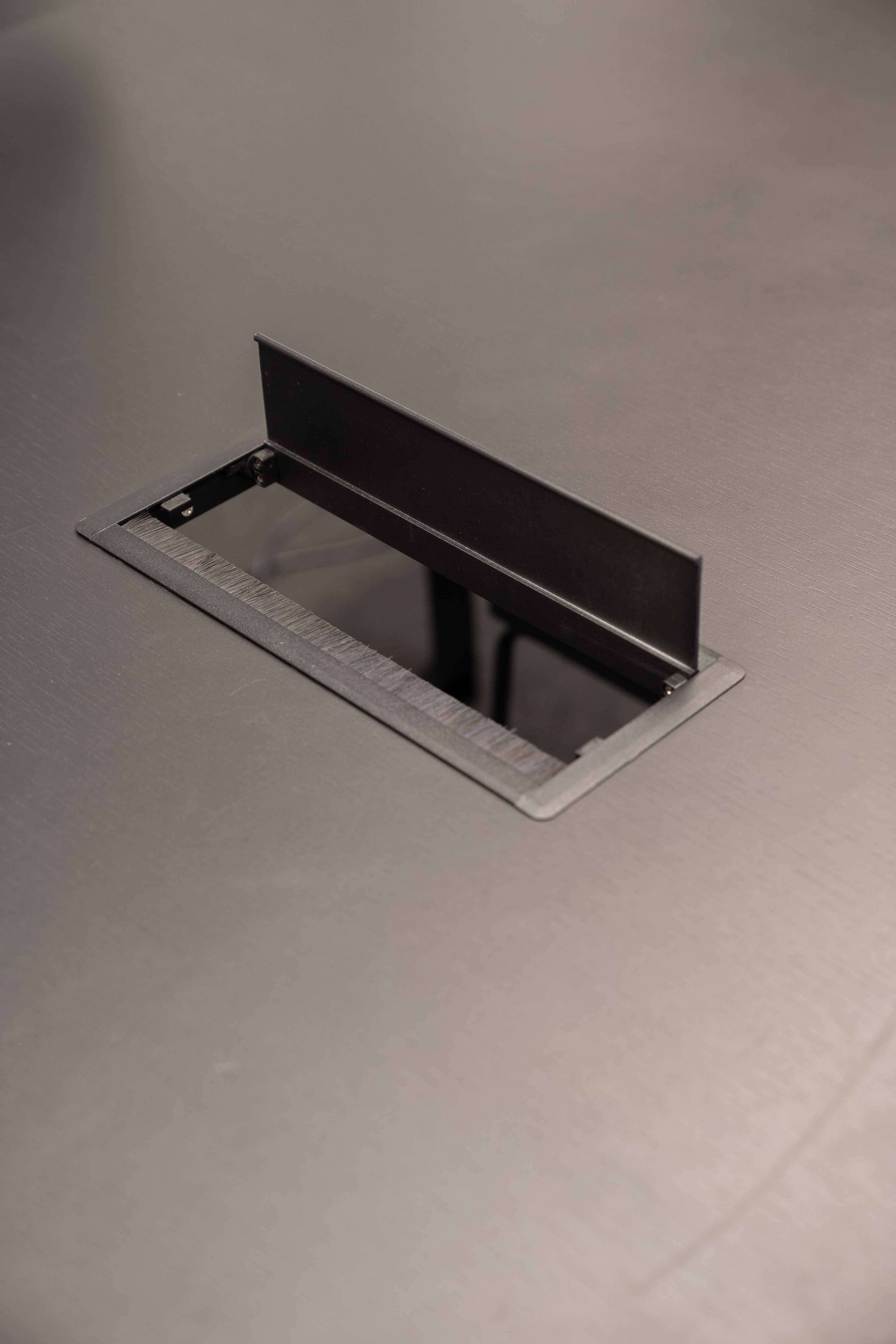 Table de conférence carrée en bois noir avec système de gestion des câbles intégré-2