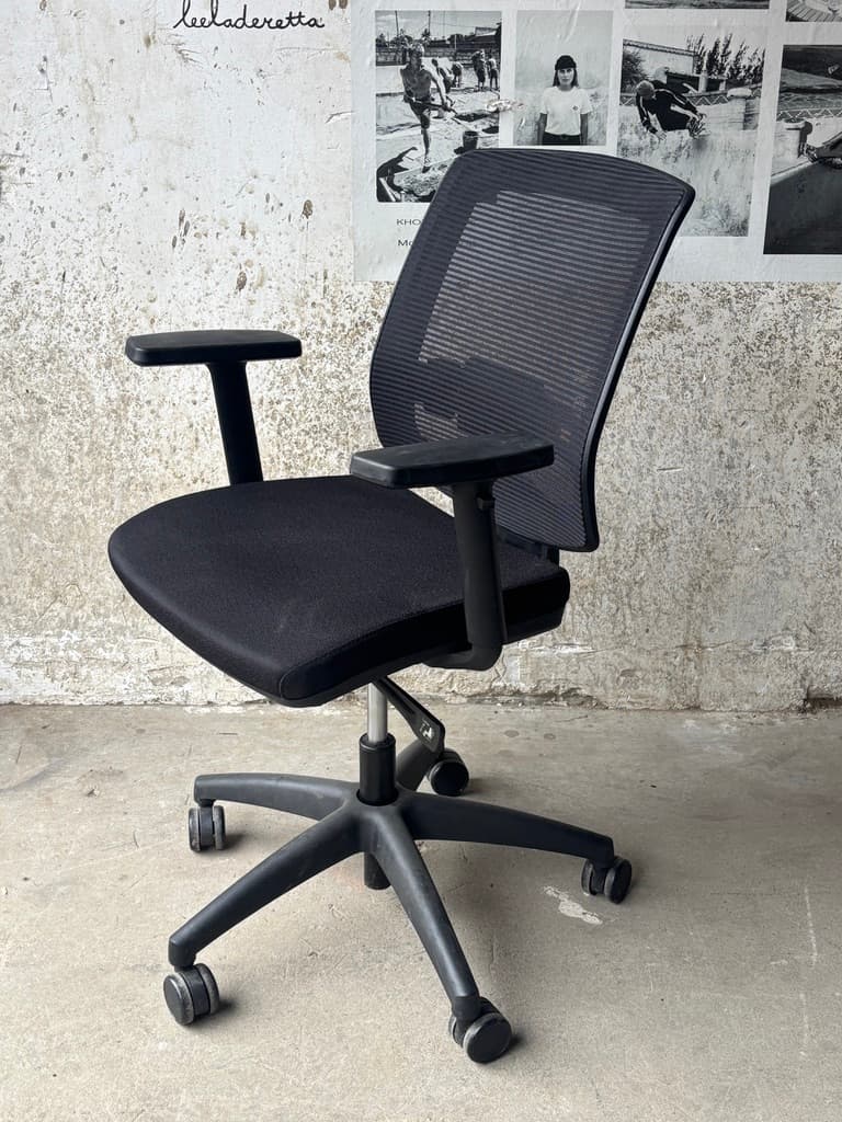 Linea New Malice 01 Ergonomic Black Office Chair with black legs-2