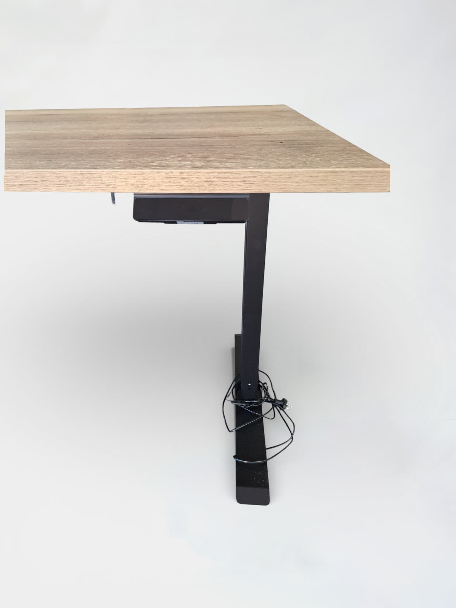 Houten elektrisch bureau met zwarte structuur-3
