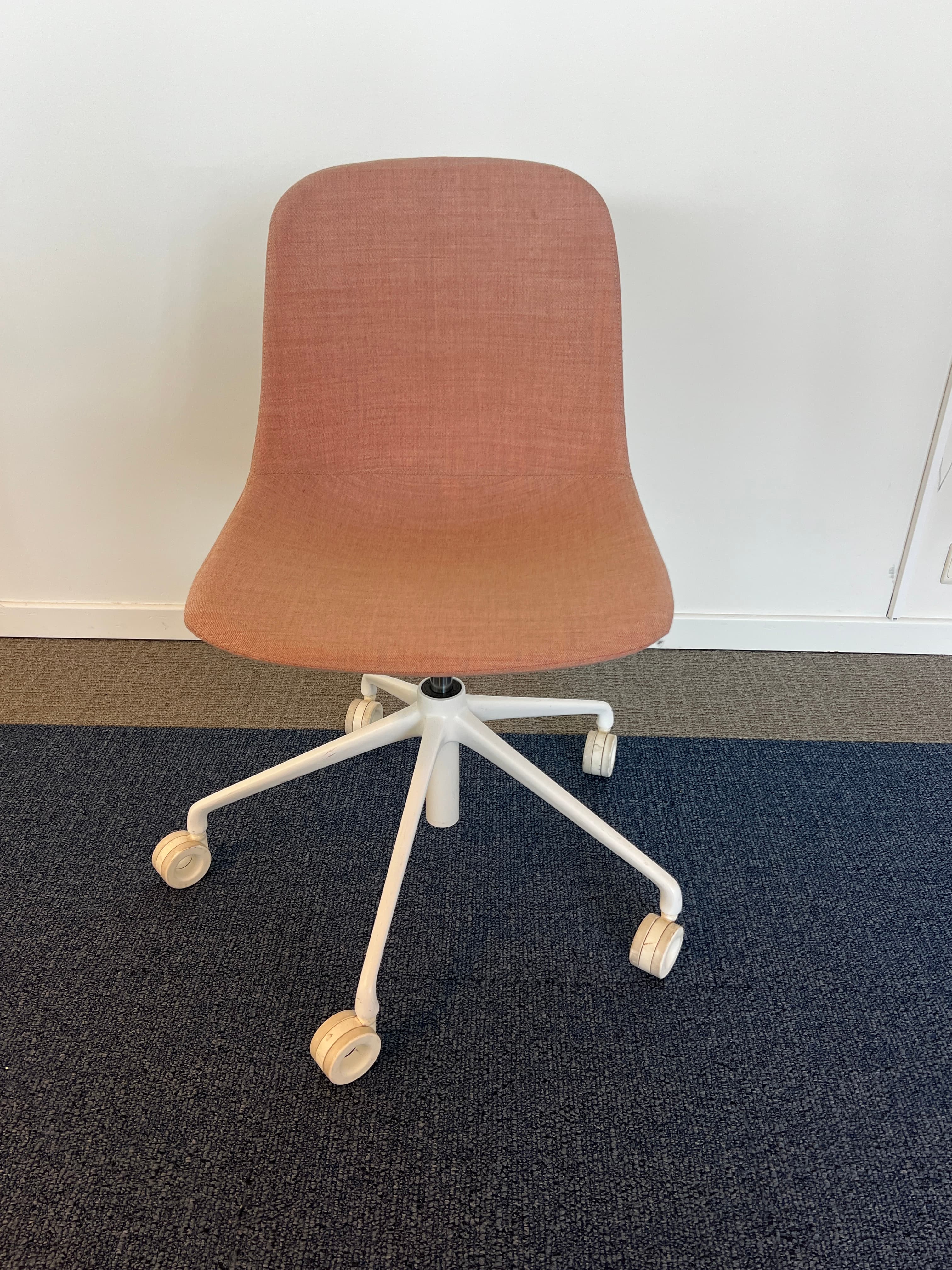 Fauteuil de bureau à roulettes Infiniti Pure Loop Mono en tissu saumon