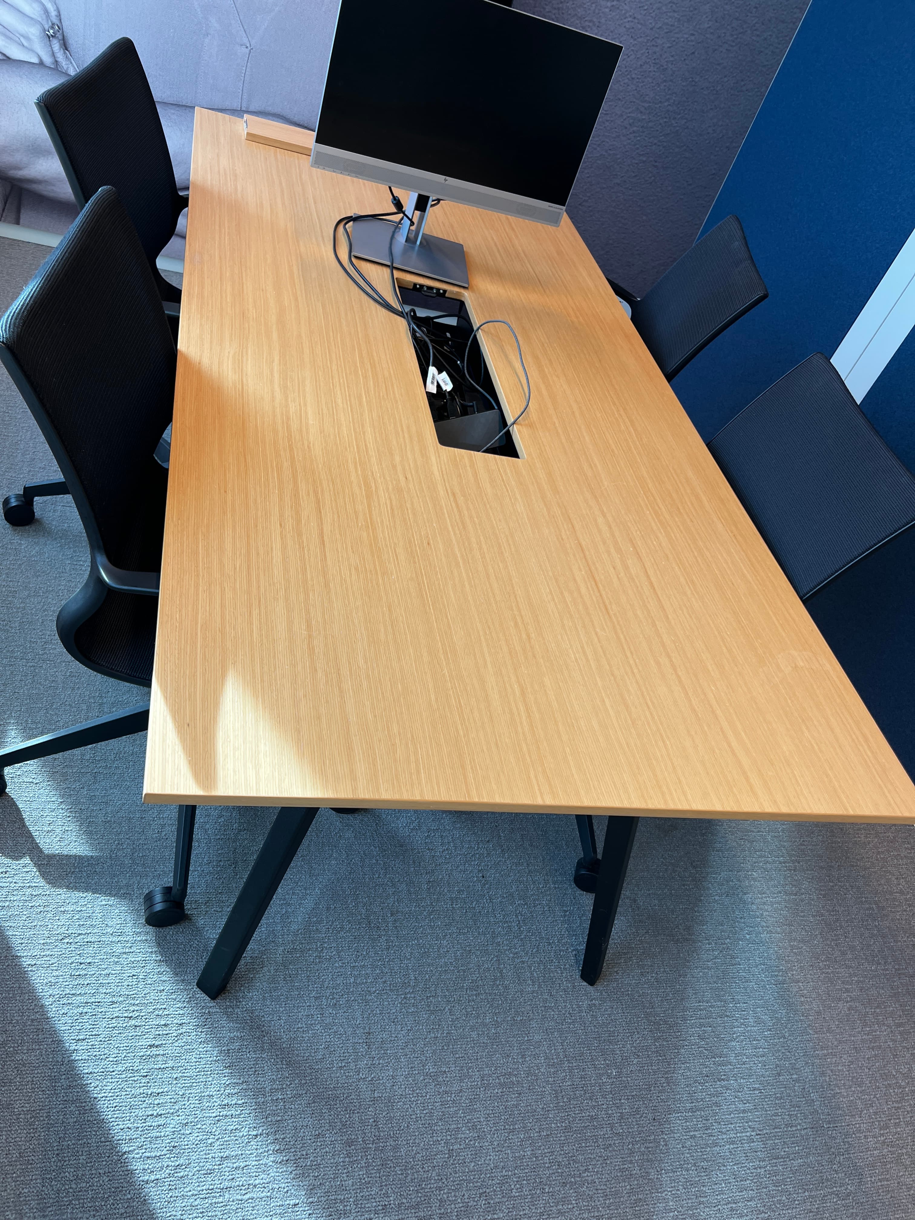 Table de réunion de 200 cm en bois teinté et métal