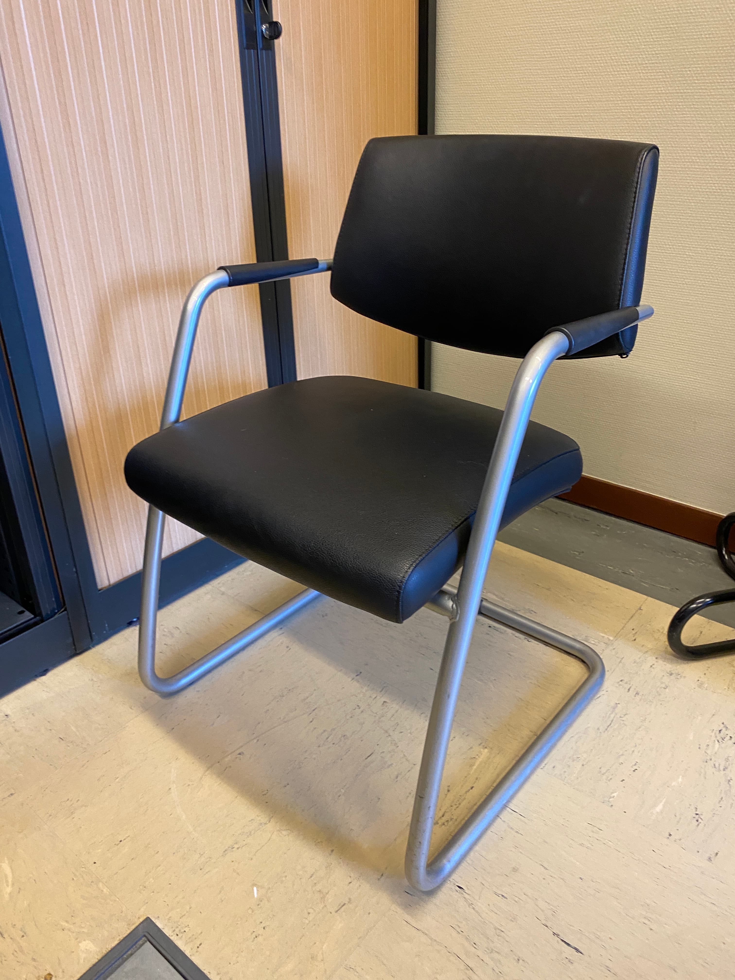 Sitland/PASSEPARTOUT Zwarte stapelbare leren stoel-3