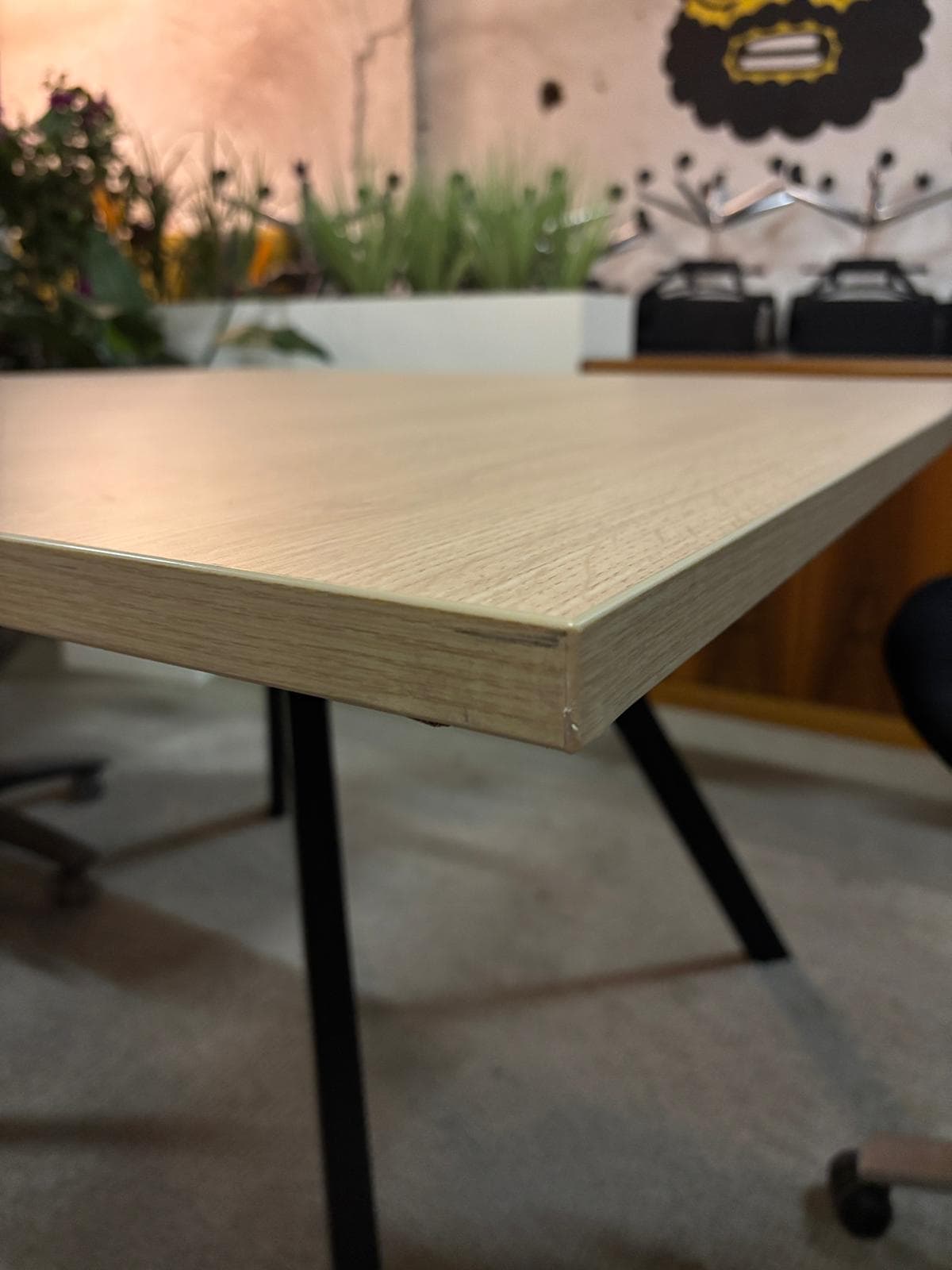 Rechthoekige 120 cm gelamineerde eikenhouten tafel met zwarte metalen poten-3