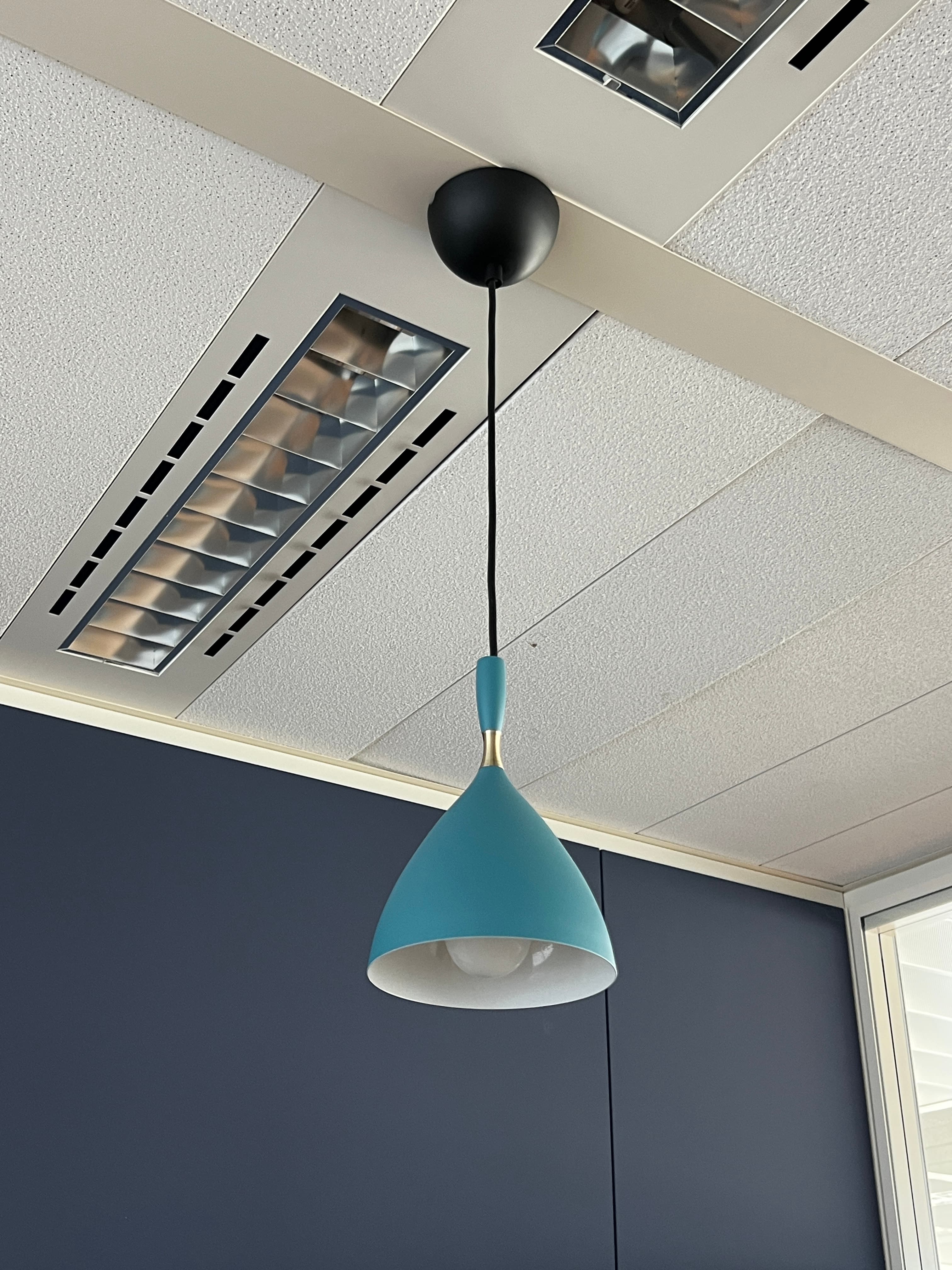Lampe suspendue Dokka Northen en métal bleu turquoise