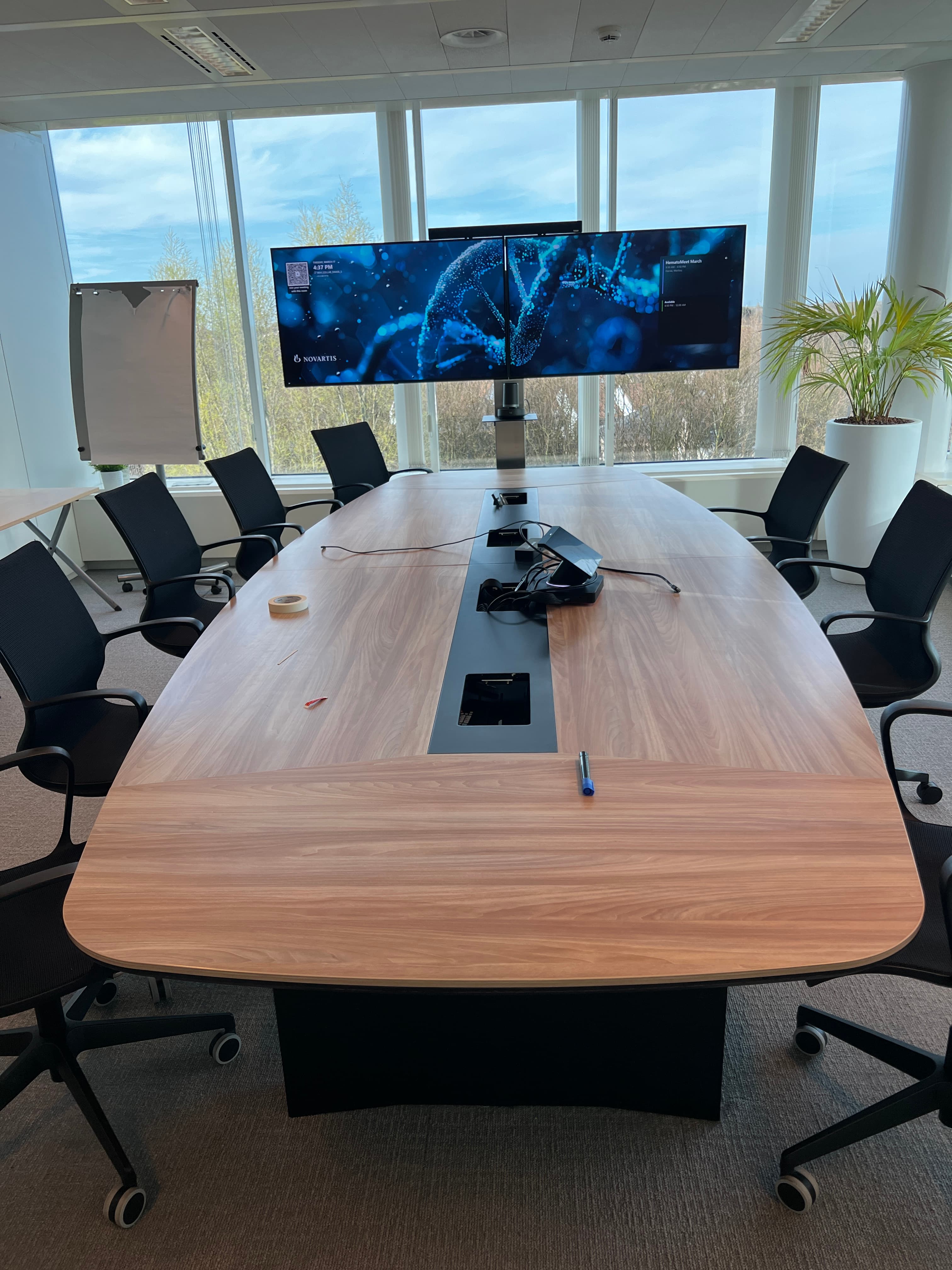 430 cm of minimaal 10 personen – vergadertafel van zwart en bruin hout en metaal-2