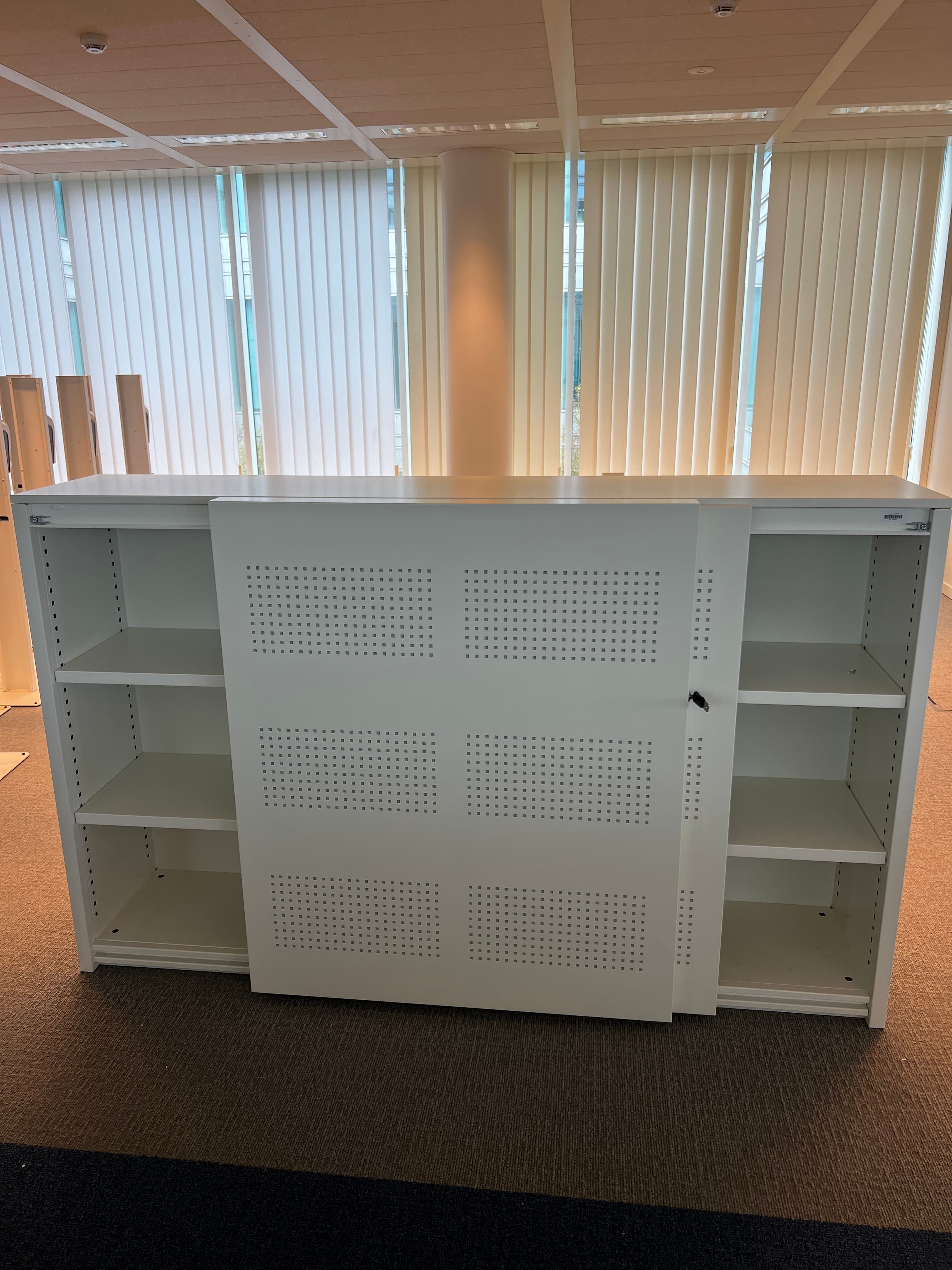 Meuble de rangement acoustique en métal blanc avec portes coulissantes