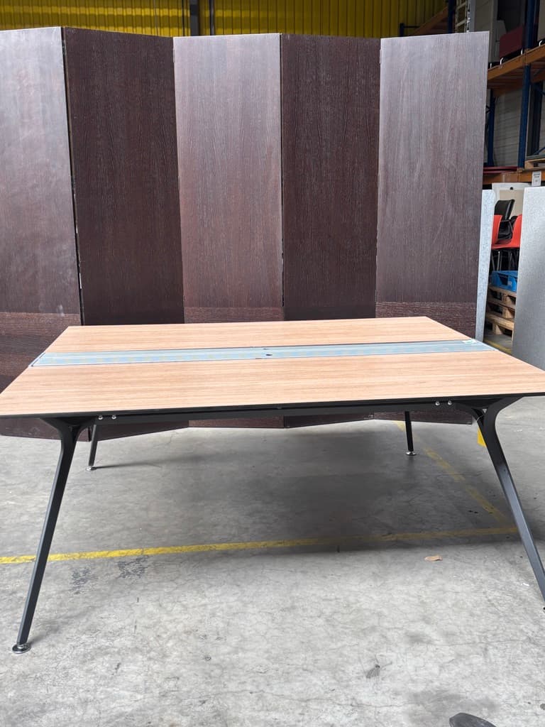 Bureau de direction en bois finition noyer de 180 cm avec accès par le haut et design contemporain