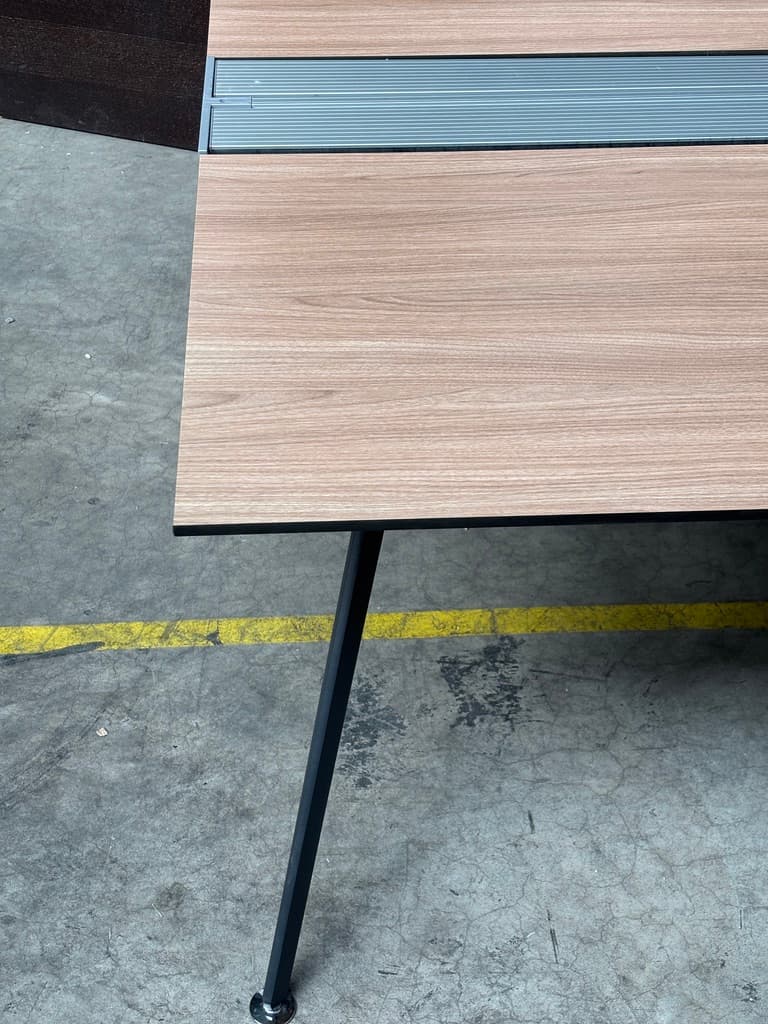 Bureau de direction en bois finition noyer de 180 cm avec accès par le haut et design contemporain