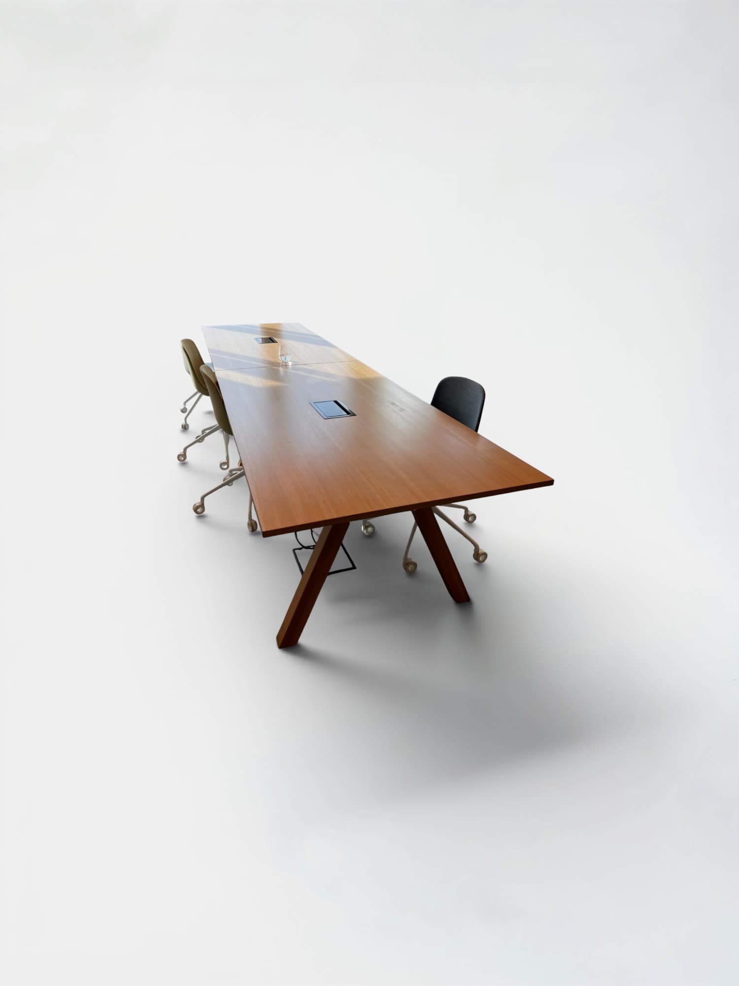 Vergadertafel van licht hout van 400 cm met 2 zwarte luiken