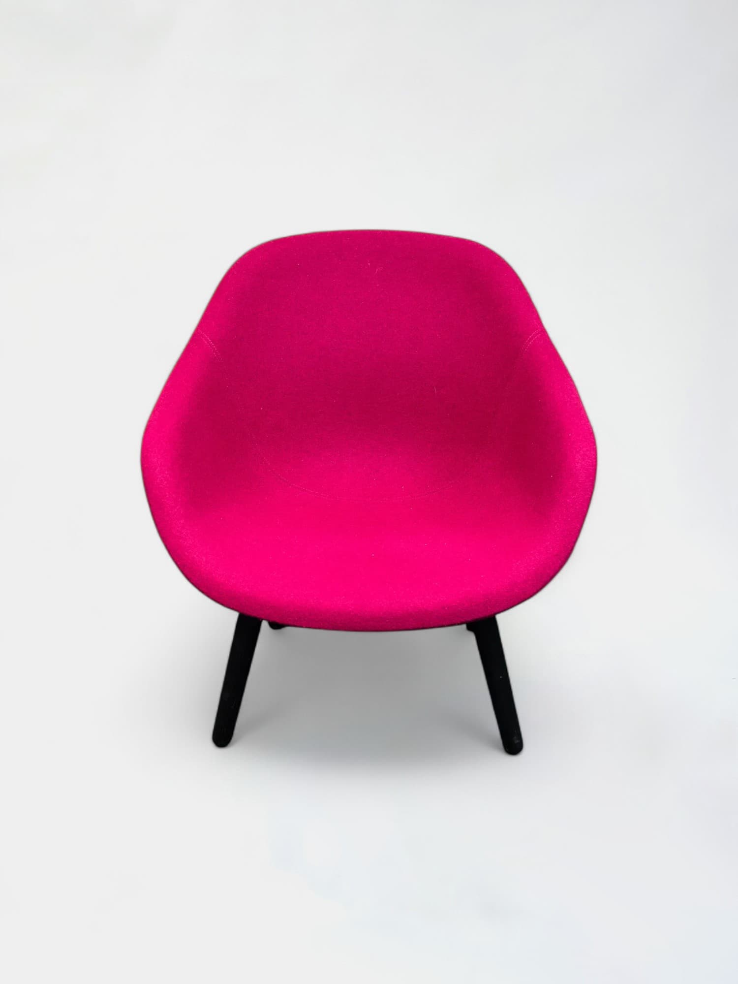 Fuschia fauteuil op zwarte houten poten