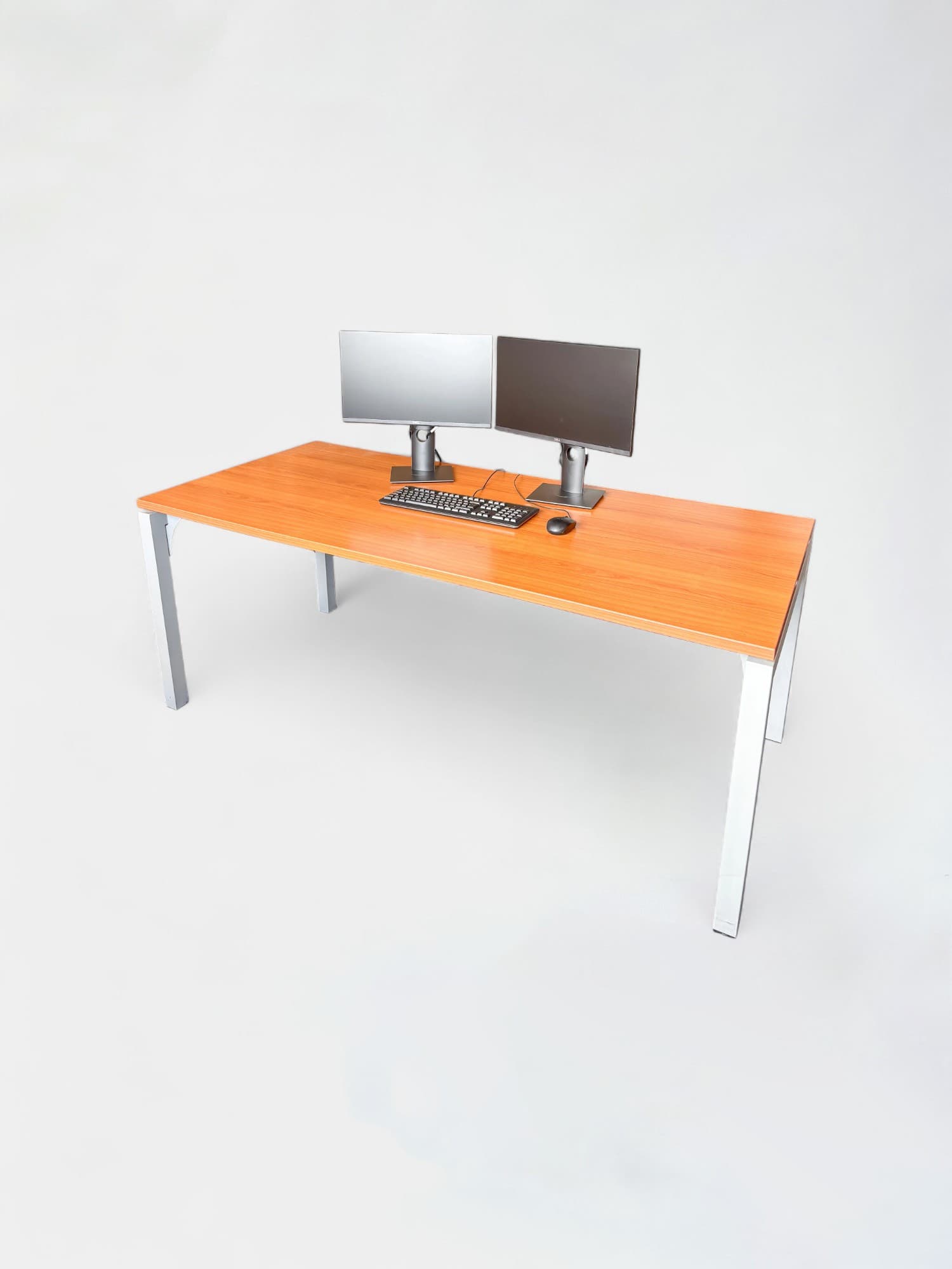 Bureau de 180 cm en bois orange avec structure métallique grise
