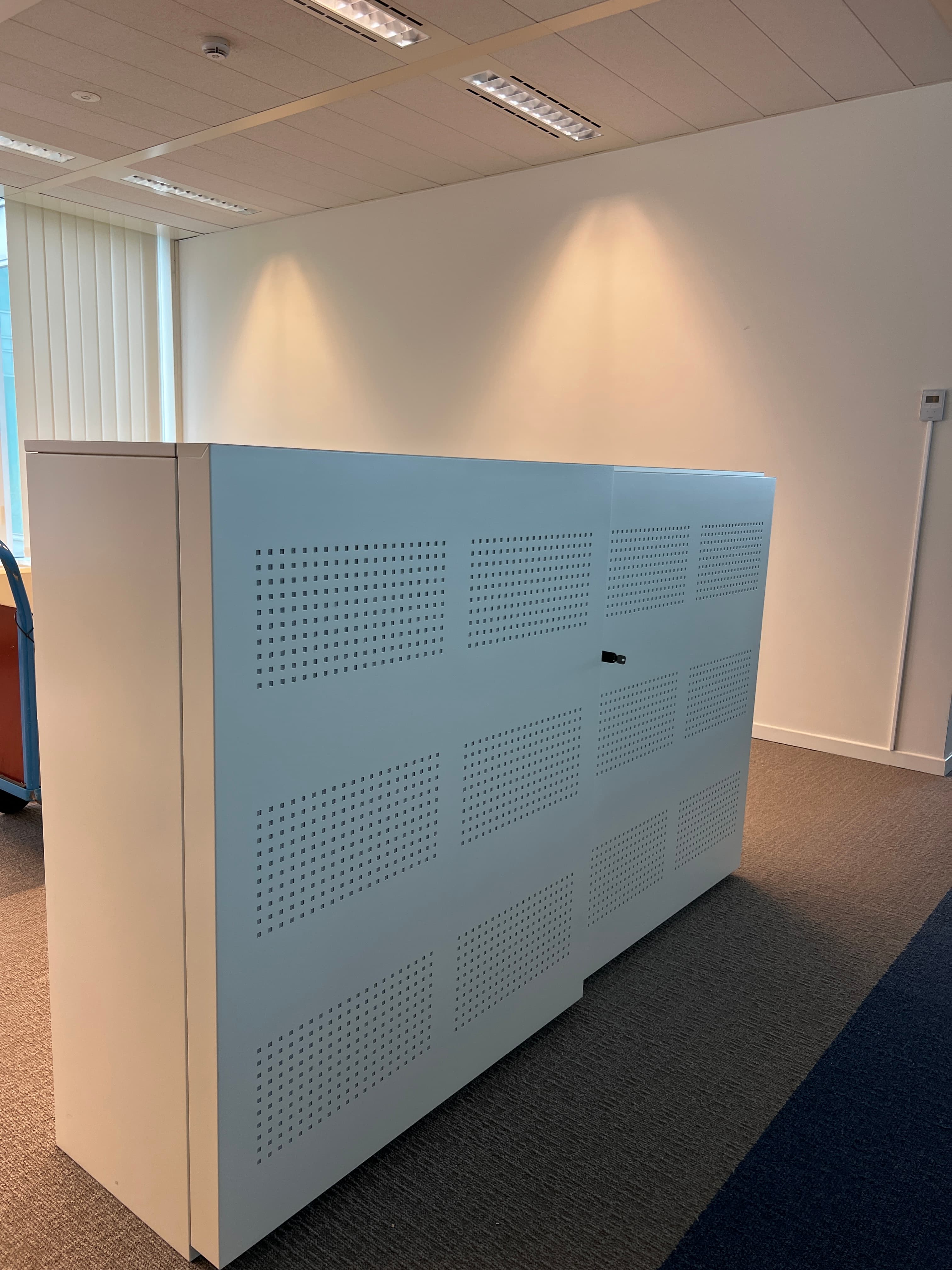 Meuble de rangement acoustique en métal blanc avec portes coulissantes