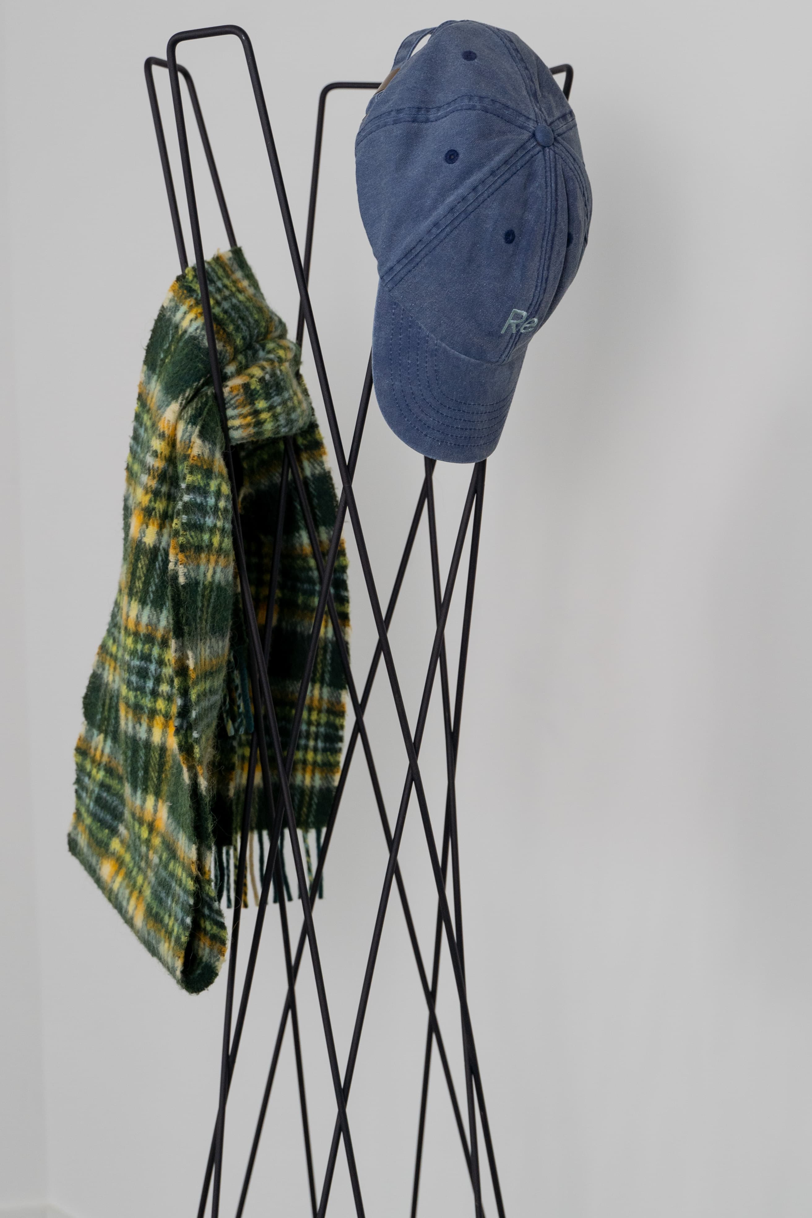 Porte-manteau en métal noir Cascando avec design géométrique-1