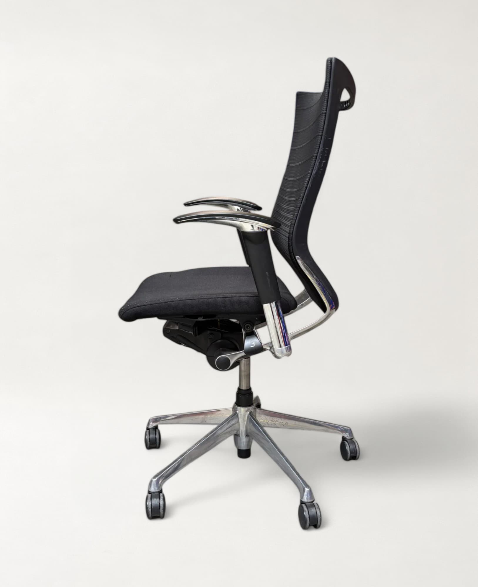 Okamura Black Mesh Office Chair with Ergonomic Design-2