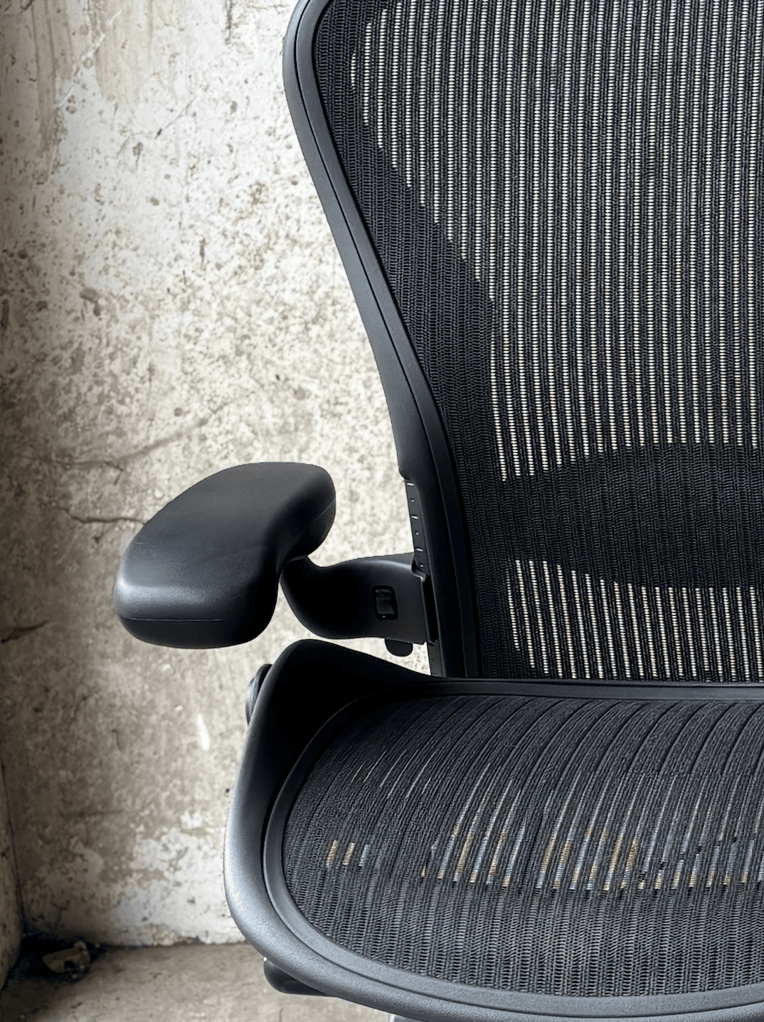 Herman Miller Size B Aeron Black Mesh Office Chair with Adjustable Armrests