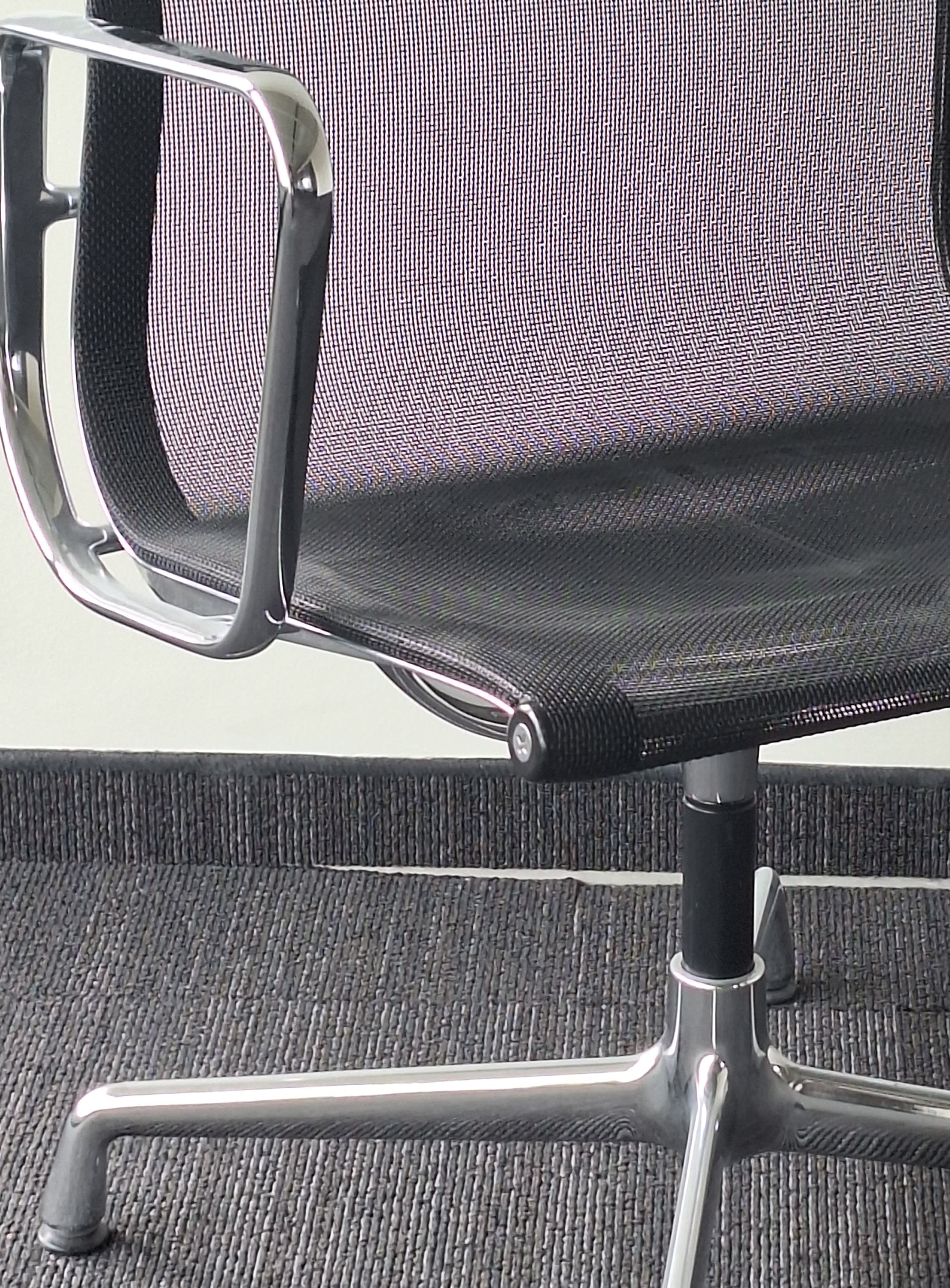 Vitra zwarte stoffen stoel met verchroomd frame en armleuningen en netrugleuning-1