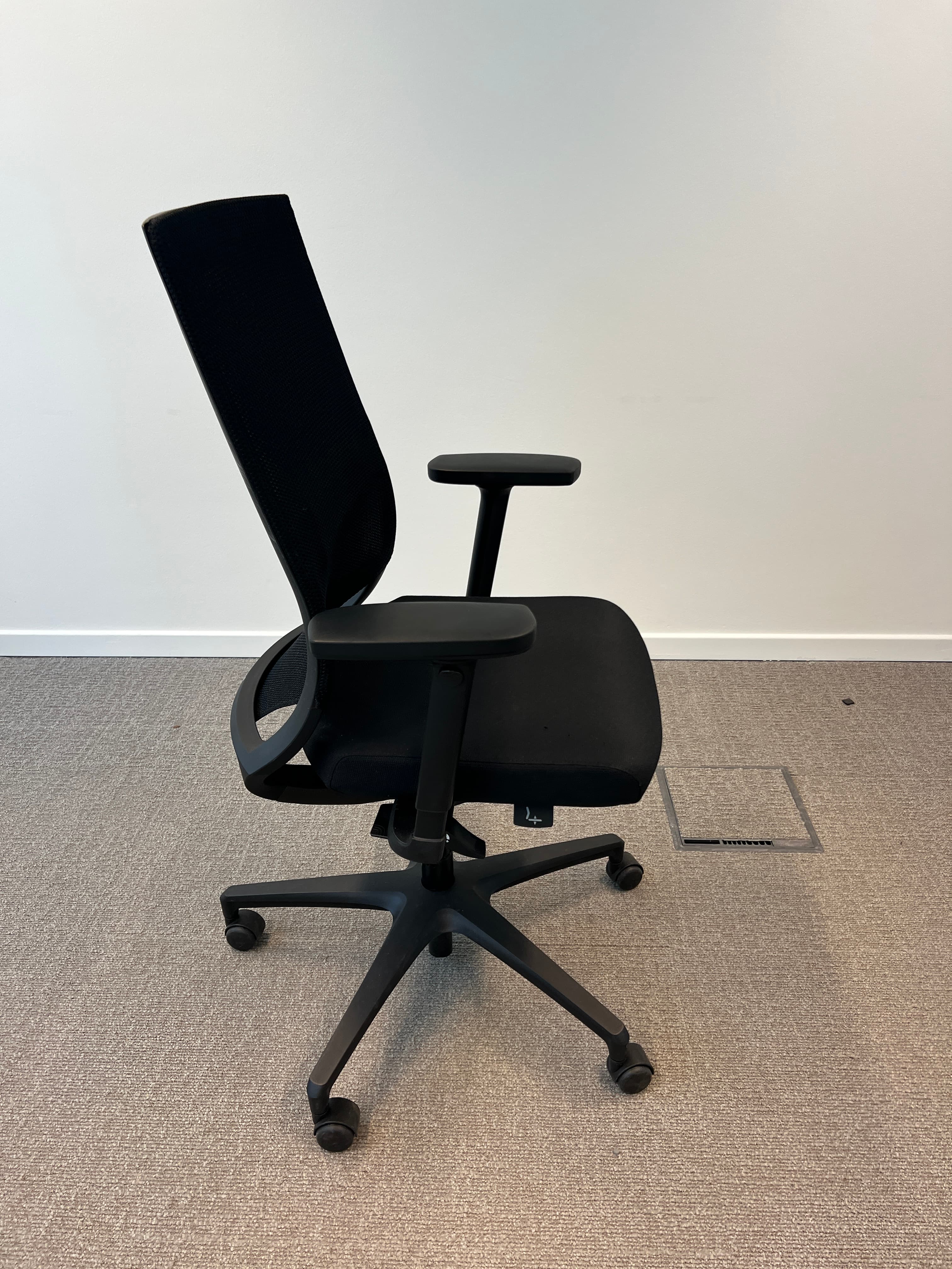 Chaise de bureau Klober en plastique noir, tissu et métal