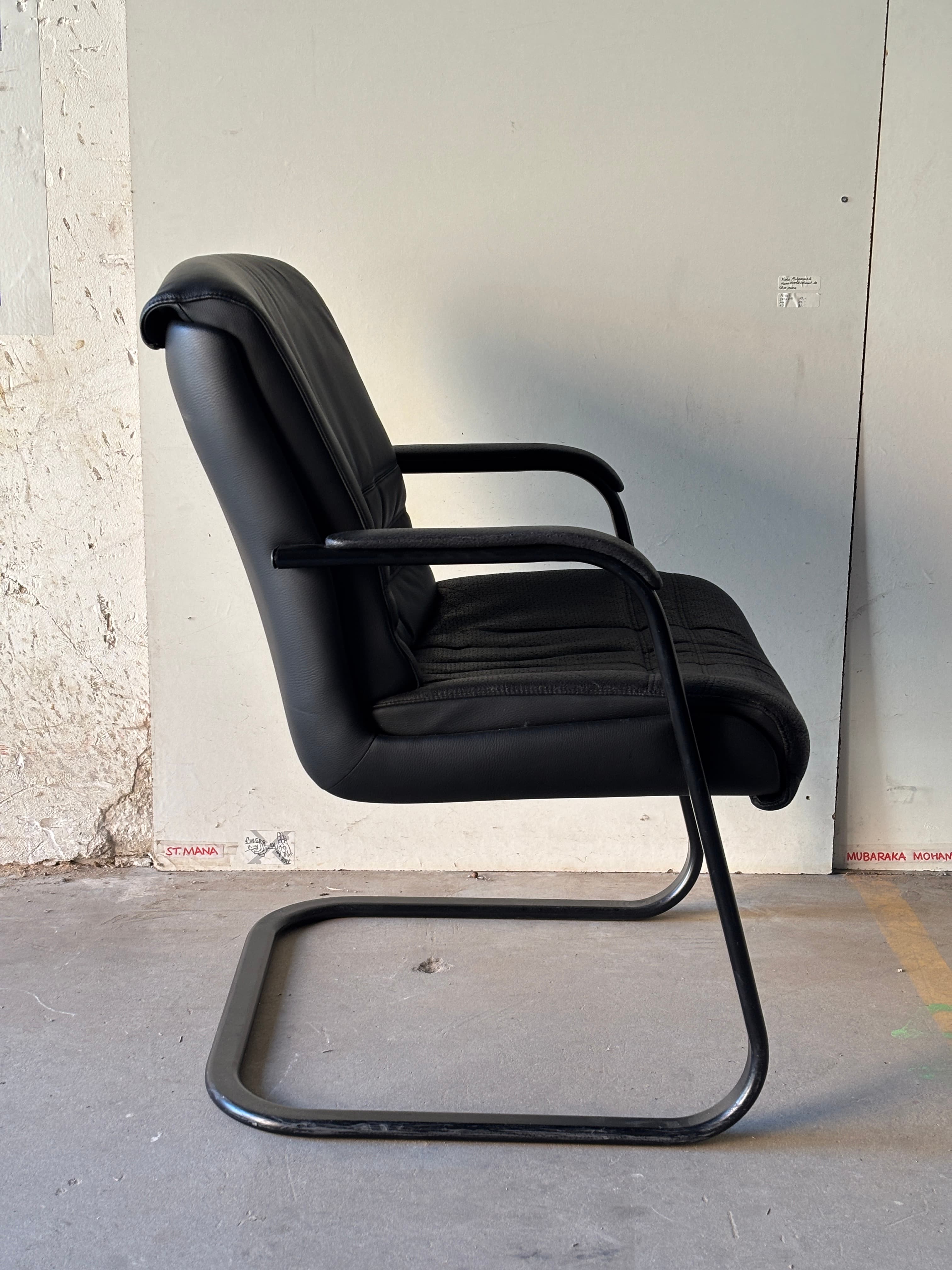 Fauteuil Sitland en simili cuir noir