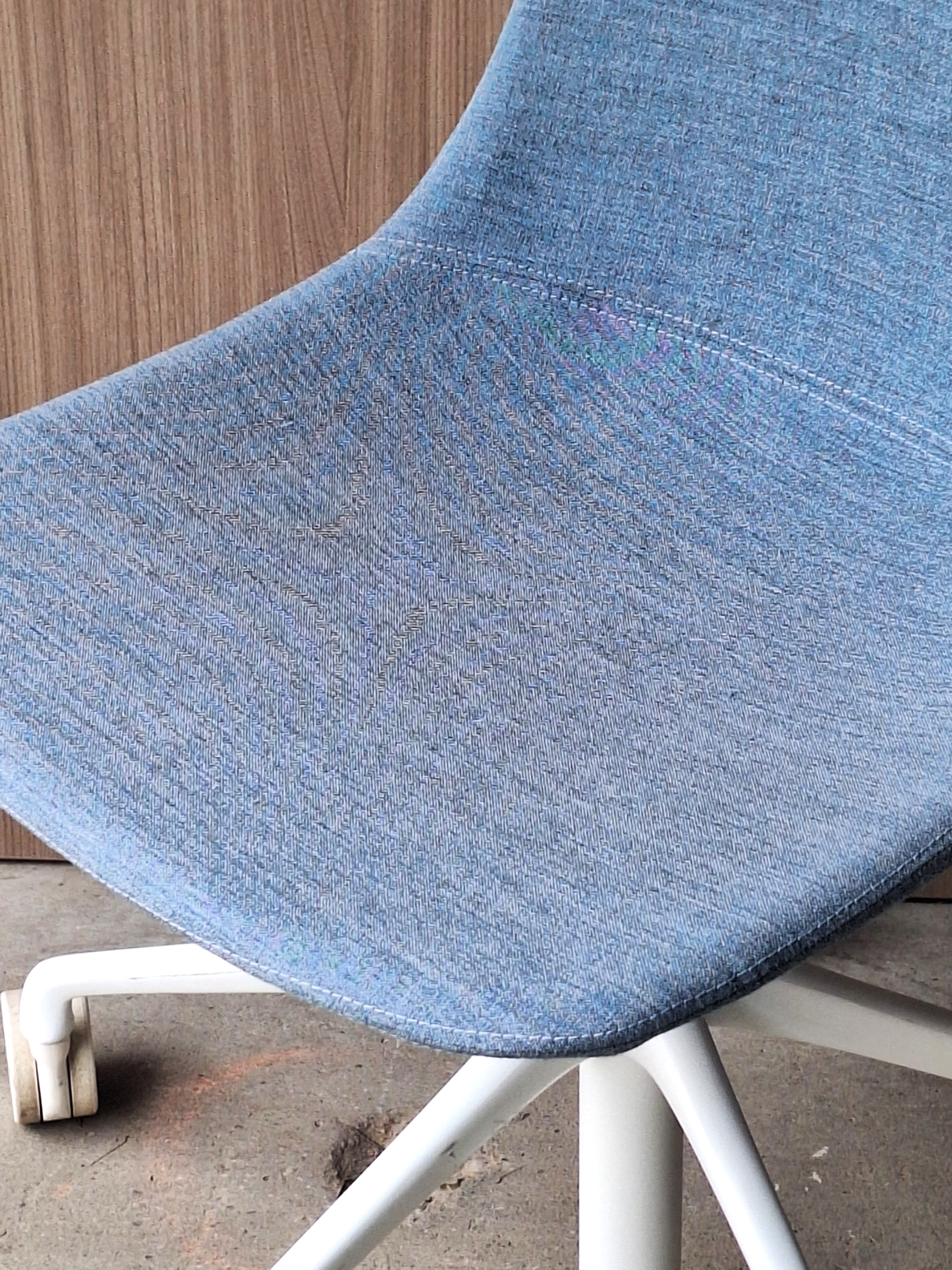 Fauteuil de bureau à roulettes Infiniti Pure Loop Mono Blue en tissu