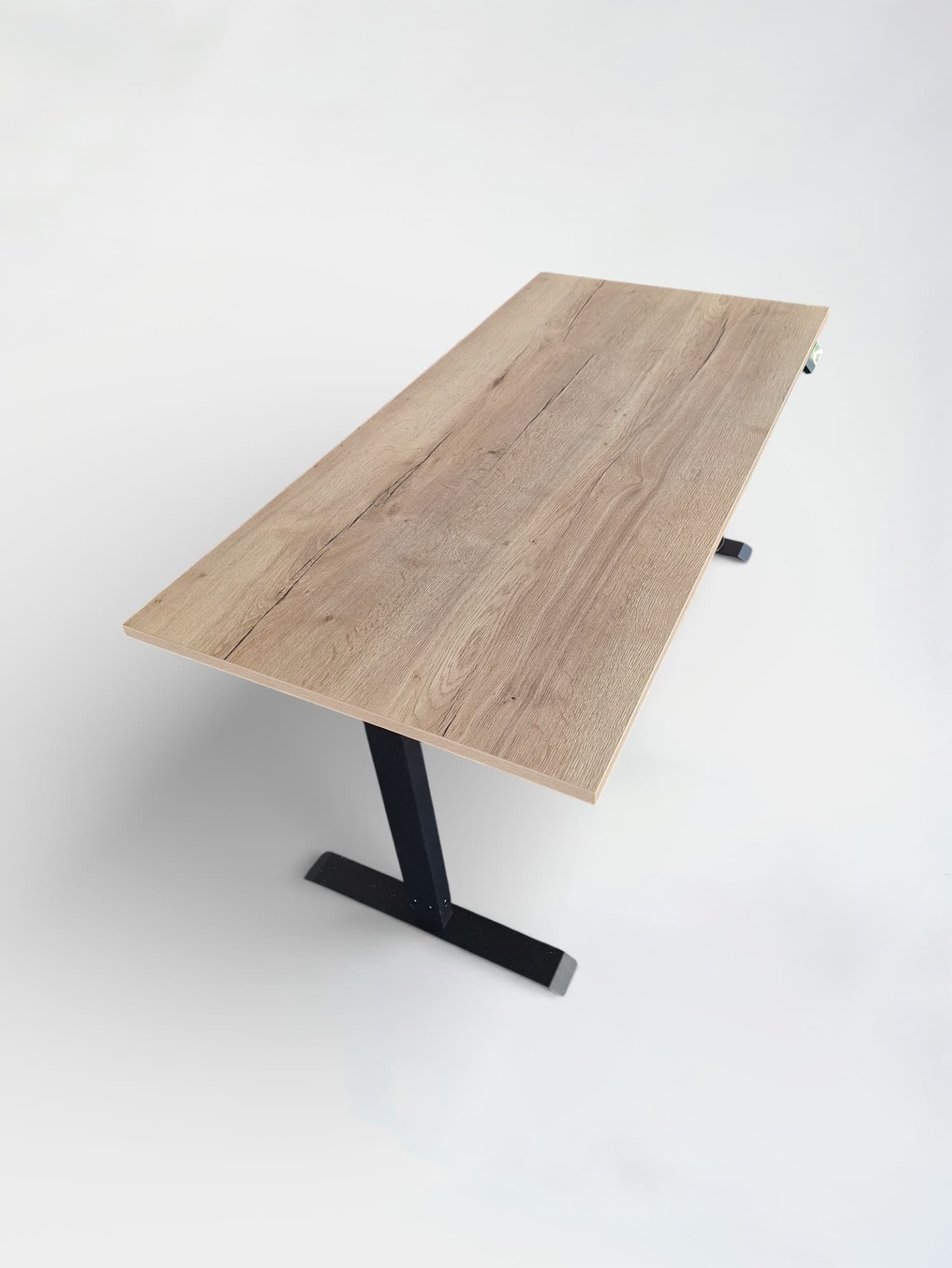 Houten elektrisch bureau met zwarte structuur-0