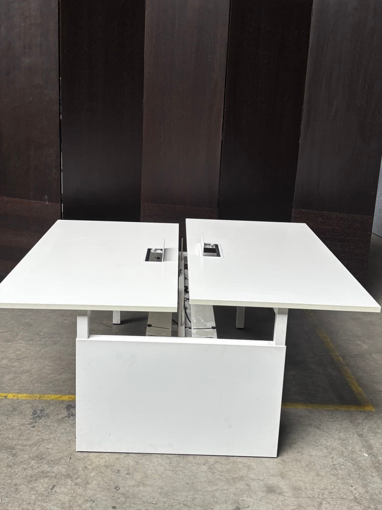 Steelcase 165x160cm White duo desk with central cable management and adjustable legs without divider-0