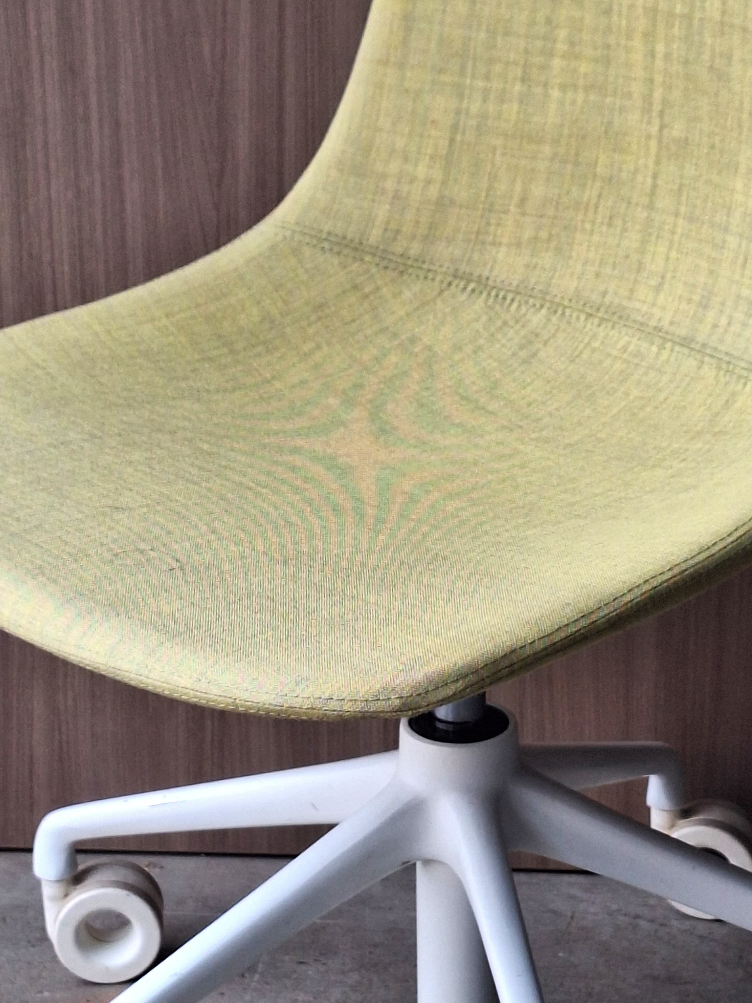 Infiniti Pure Loop Mono gele stoffen stoel