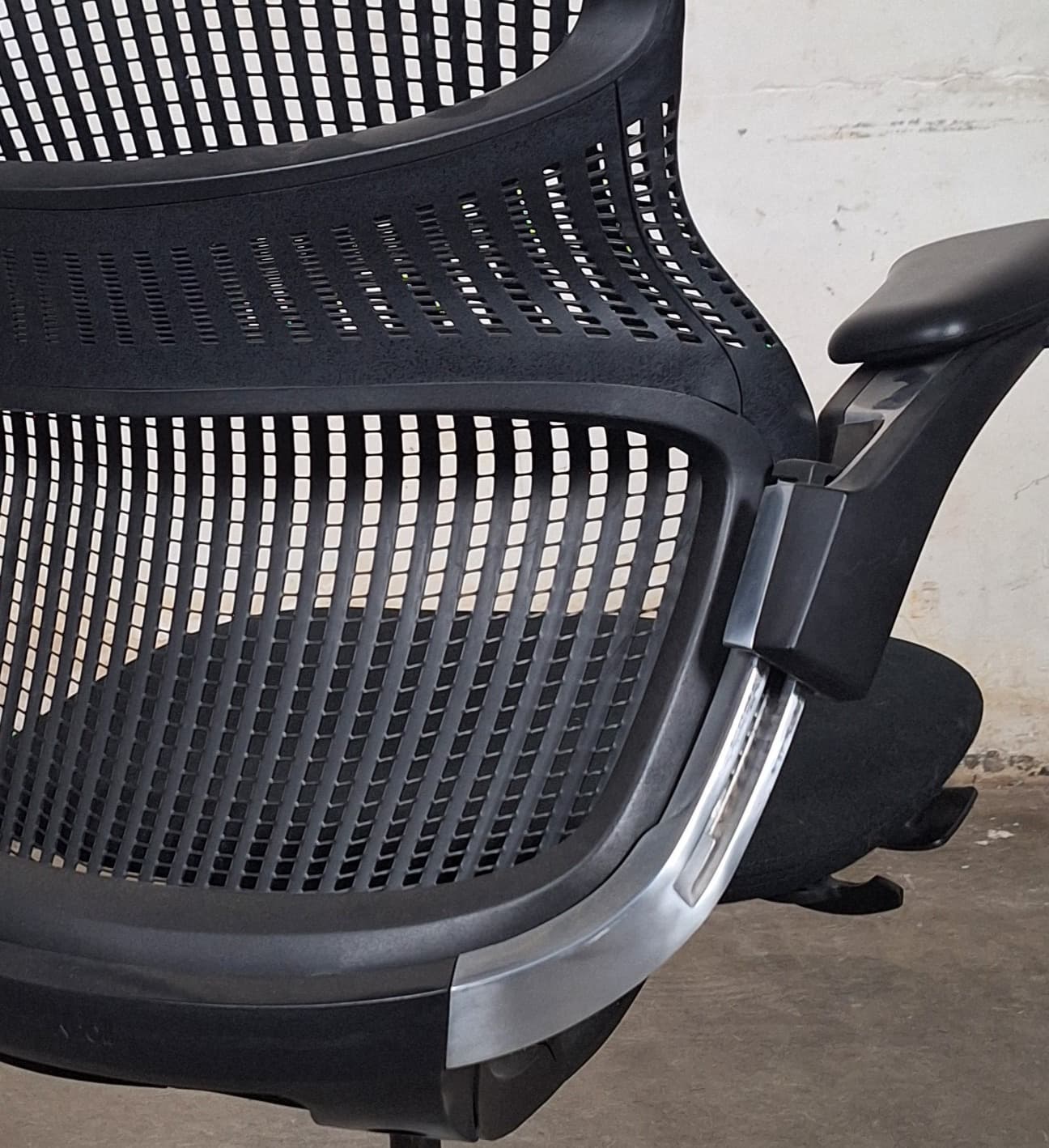 Knoll Zwarte Mesh Bureaustoel met Verstelbare Armleuningen