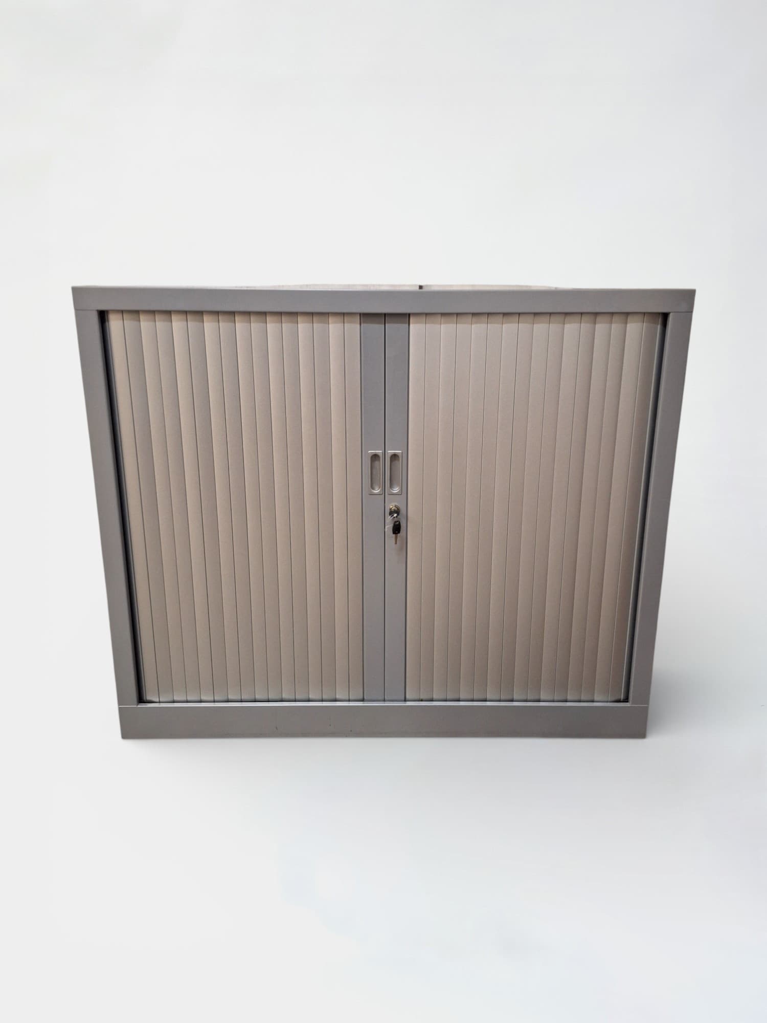 Armoire métallique grise avec portes verrouillables et étagères intérieures réglables