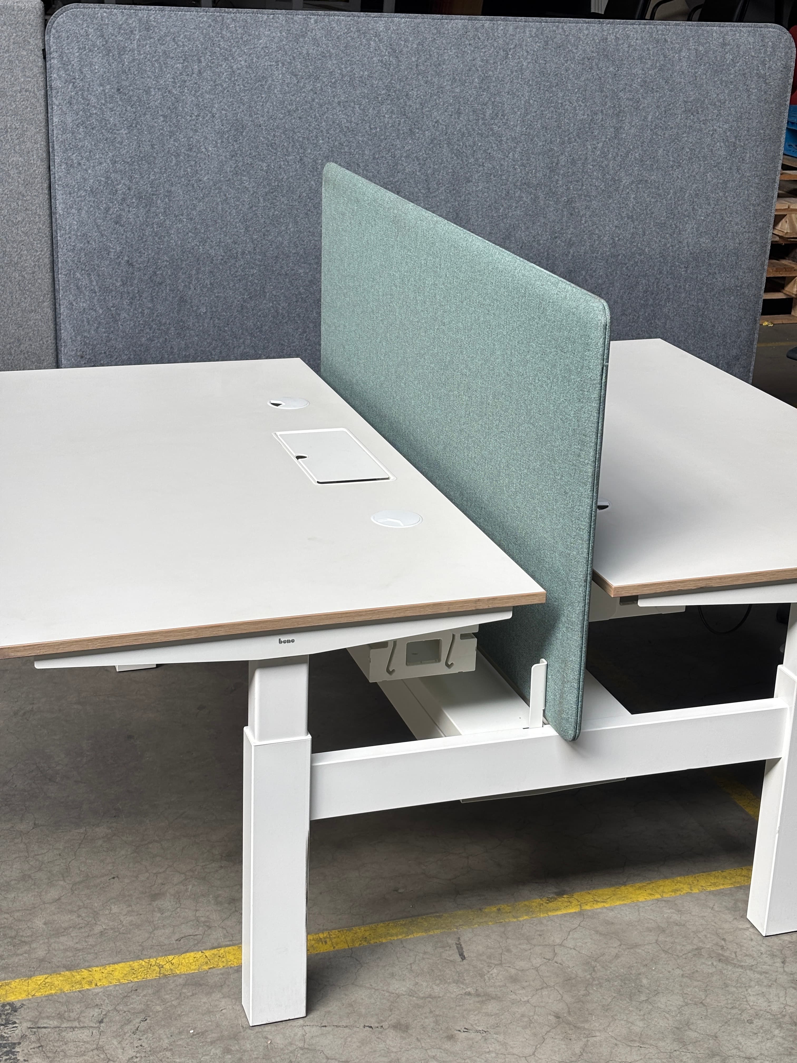BENE 140cm White duo desk electric with blue separator