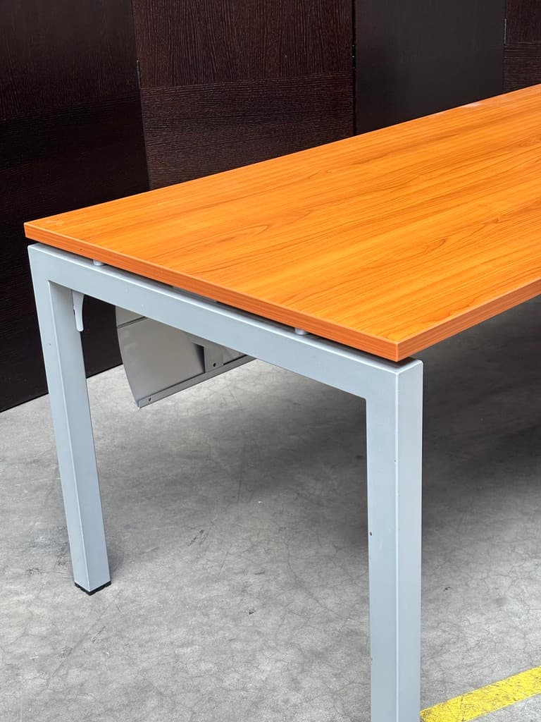 Bureau de 180 cm en bois orange avec structure métallique grise
