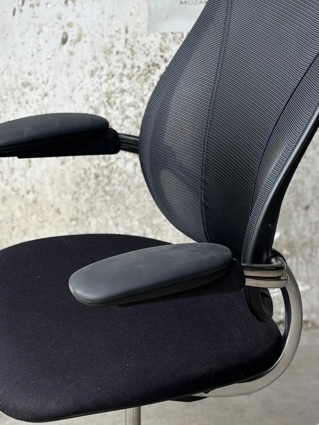 Humanscale Office Chair Liberty with damage on the armrest